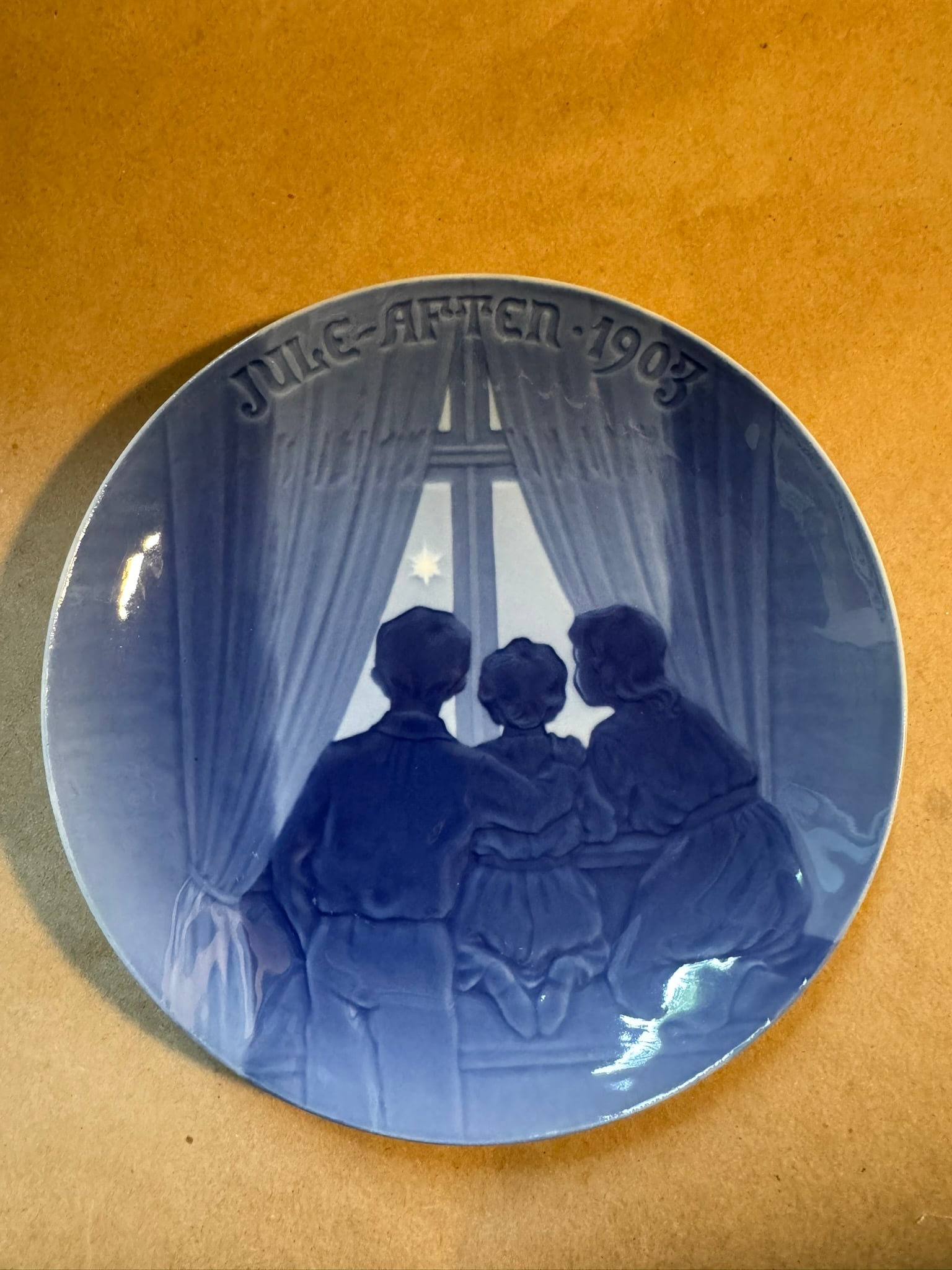 1903 - Happy Expectation of the Children: Up for auction is a pristine Bing & Grondahl Christmas Plate titled '1903 - Happy Expectation of the Children'. This exquisite collector's item was originally issued in the year 1903. Featuring the ma
