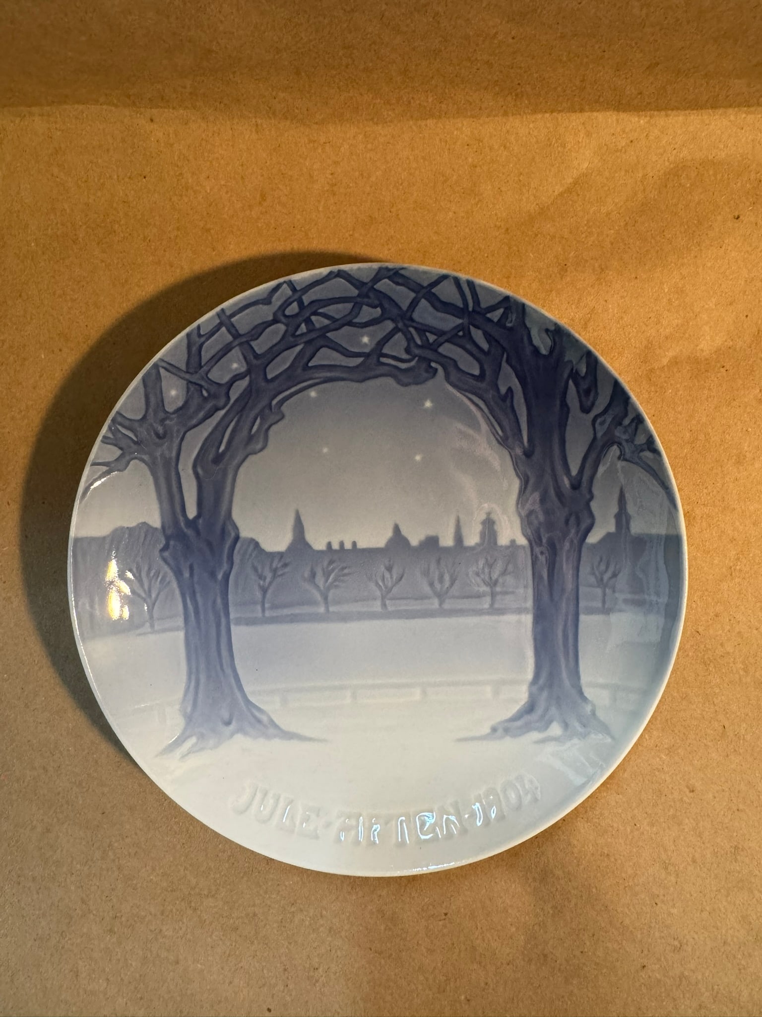 1904 - View of Copenhagen: Up for auction is a pristine Bing & Grondahl Christmas Plate titled '1904 - View of Copenhagen'. This exquisite collector's item was originally issued in the year 1904. Featuring the manufacturer's cl