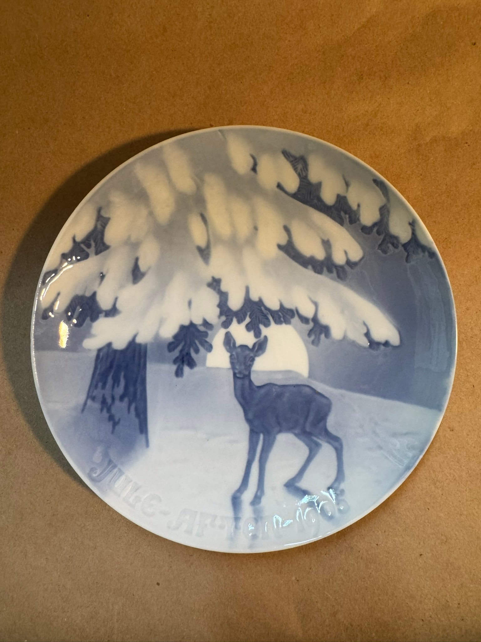 1905 - Anxiety of the coming Christmas: Up for auction is a pristine Bing & Grondahl Christmas Plate titled '1905 - Anxiety of the coming Christmas'. This exquisite collector's item was originally issued in the year 1905. Featuring the manu