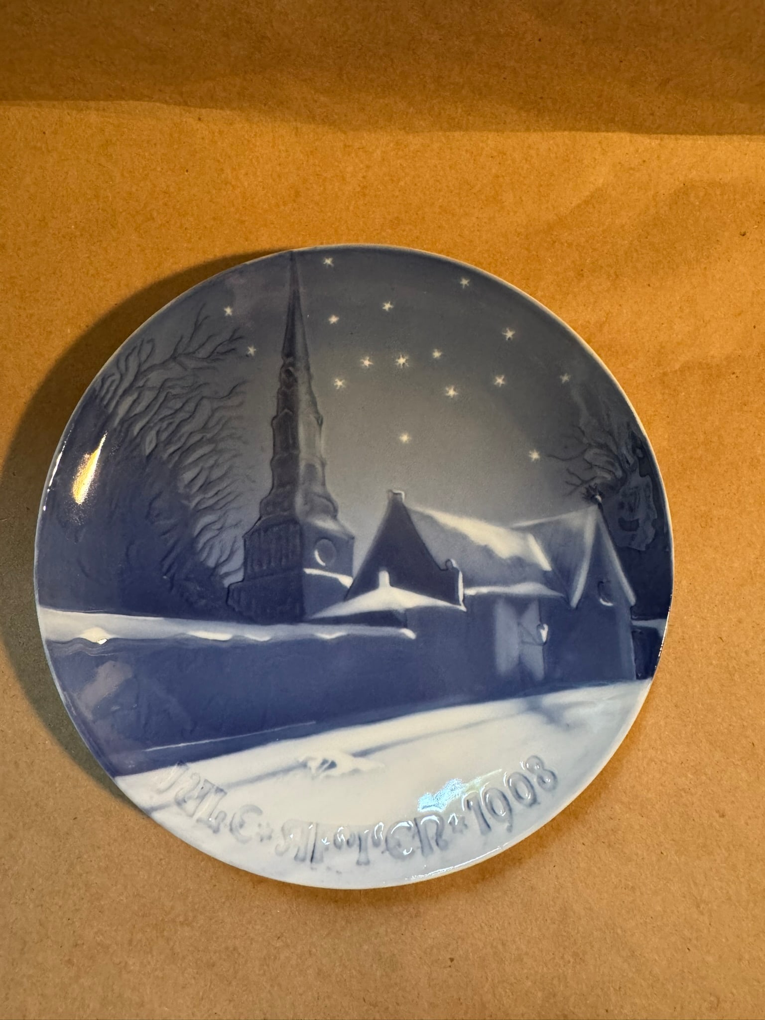 1908 - St. Petri Church of Copenhagen: Up for auction is a pristine Bing & Grondahl Christmas Plate titled '1908 - St. Petri Church of Copenhagen'. This exquisite collector's item was originally issued in the year 1908. Featuring the manuf
