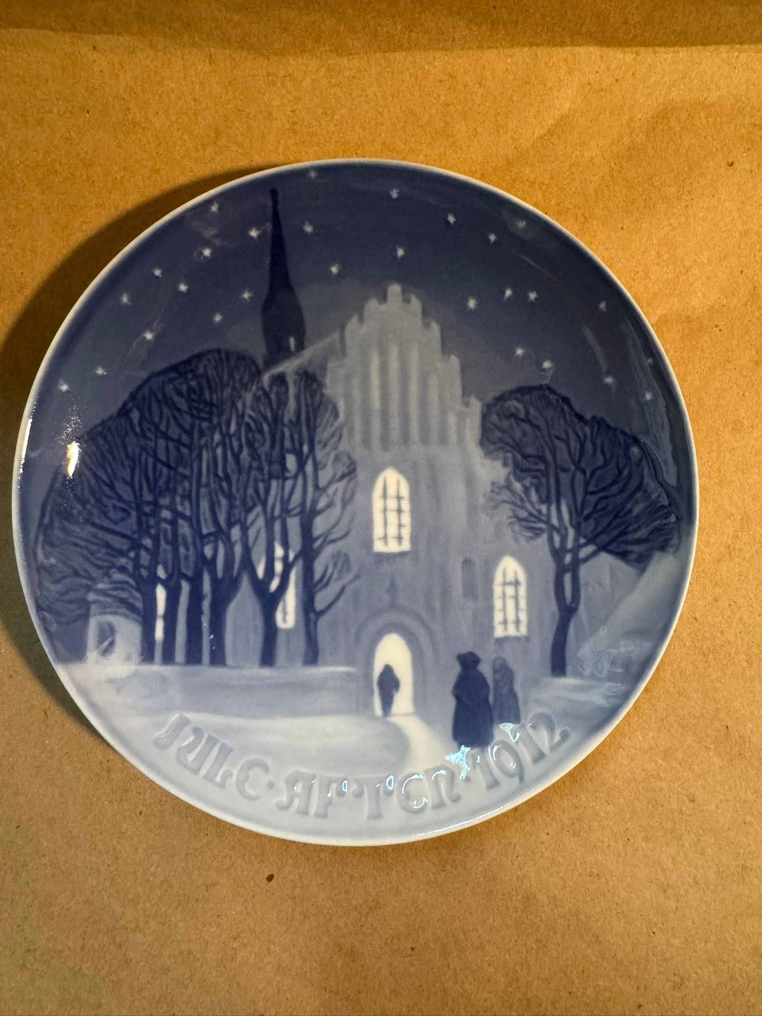 1912 - Going to Church on Christmas: Up for auction is a pristine Bing & Grondahl Christmas Plate titled '1912 - Going to Church on Christmas'. This exquisite collector's item was originally issued in the year 1912. Featuring the manufac