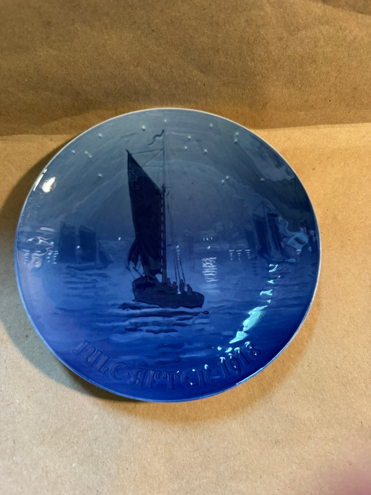 1918 - The Fishing boat returning Home: Up for auction is a pristine Bing & Grondahl Christmas Plate titled '1918 - The Fishing boat returning Home'. This exquisite collector's item was originally issued in the year 1918. Featuring the