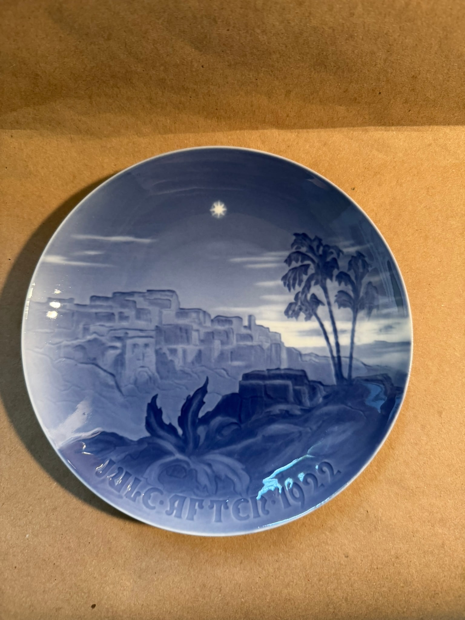 1922 - Star of Bethlehem: Up for auction is a pristine Bing & Grondahl Christmas Plate titled '1922 - Star of Bethlehem'. This exquisite collector's item was originally issued in the year 1922. Featuring the manufacturer's
