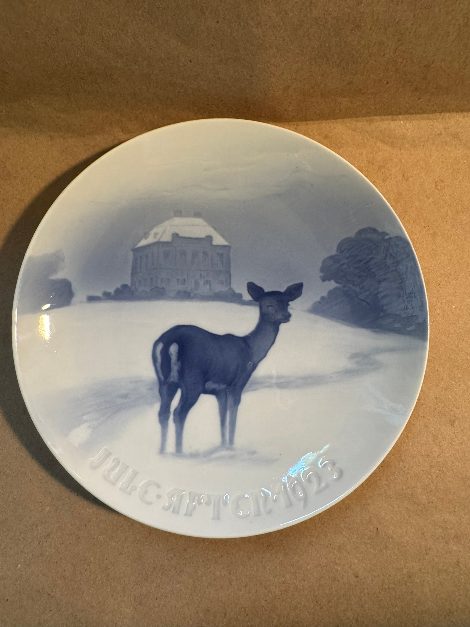 1923 - The Royal Hunting Castle: Up for auction is a pristine Bing & Grondahl Christmas Plate titled '1923 - The Royal Hunting Castle'. This exquisite collector's item was originally issued in the year 1923. Featuring the