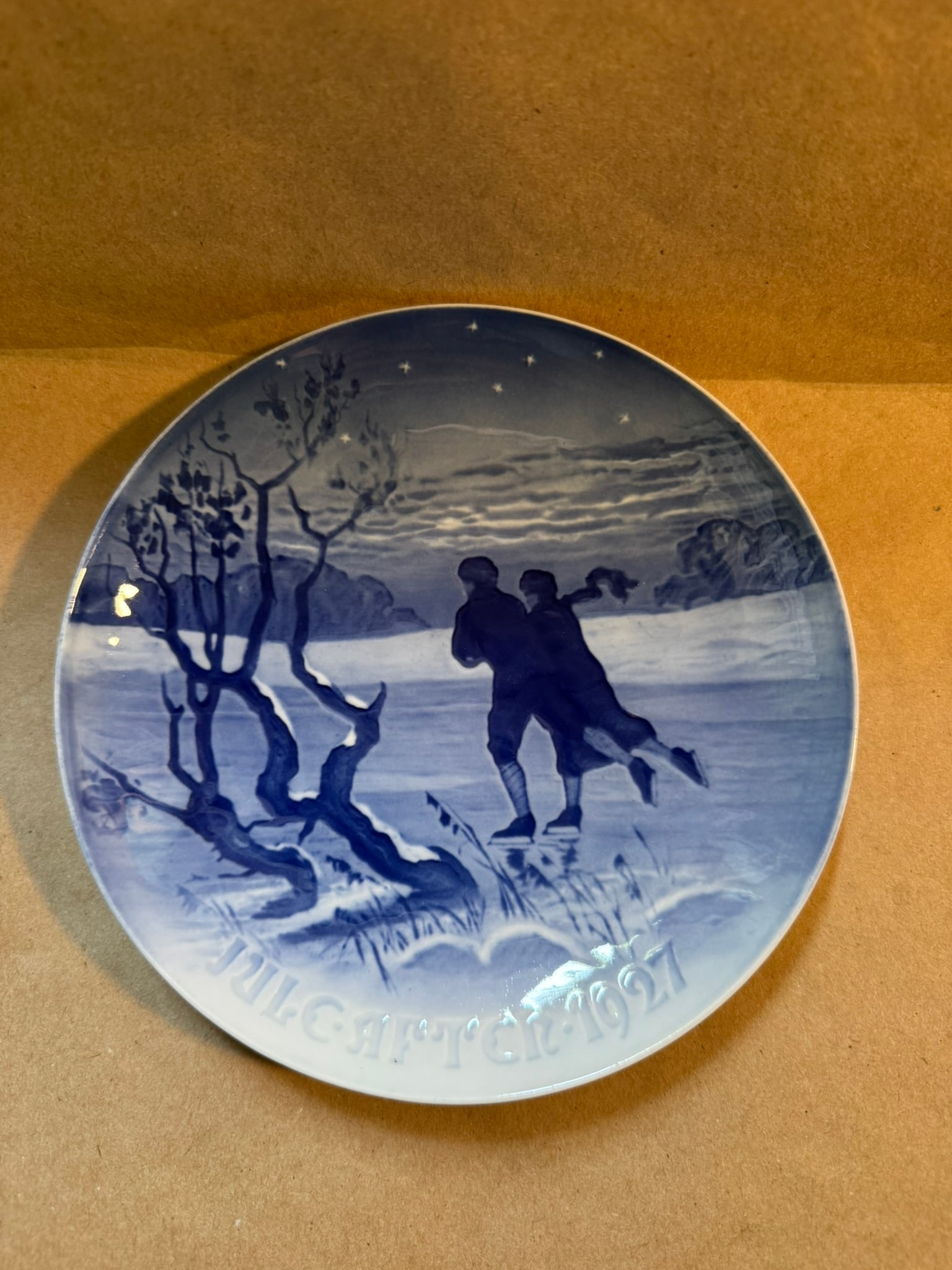 1927 - Skating Couple: Up for auction is a pristine Bing & Grondahl Christmas Plate titled '1927 - Skating Couple'. This exquisite collector's item was originally issued in the year 1927. Featuring the manufacturer's
