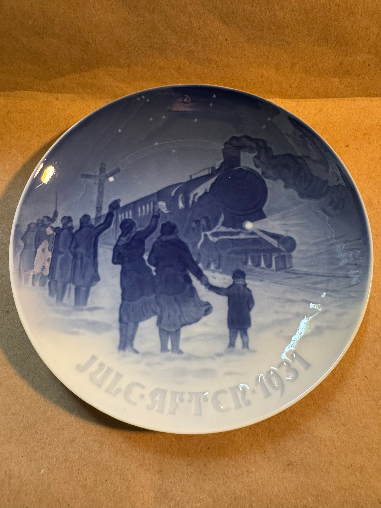 1931 - Arrival of the Christmas Train: Up for auction is a pristine Bing & Grondahl Christmas Plate titled '1931 - Arrival of the Christmas Train'. This exquisite collector's item was originally issued in the year 1931. Featuring the manuf
