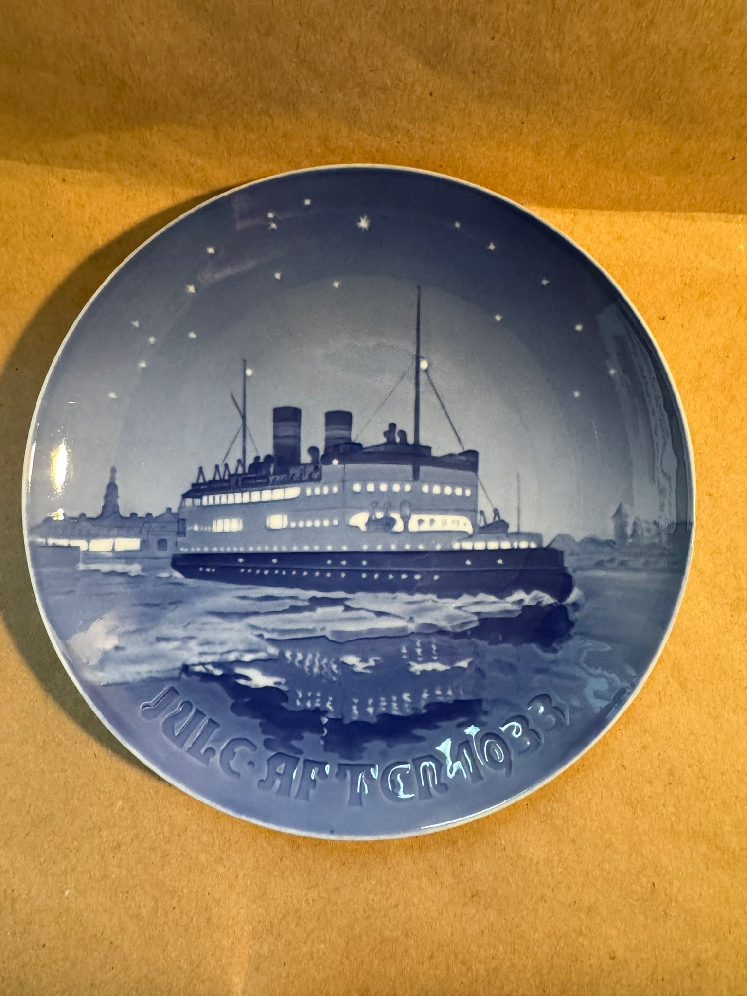 1933 - The Korsor - Nyborg Ferry: Up for auction is a pristine Bing & Grondahl Christmas Plate titled '1933 - The Korsor - Nyborg Ferry'. This exquisite collector's item was originally issued in the year 1933. Featuring the manufactur