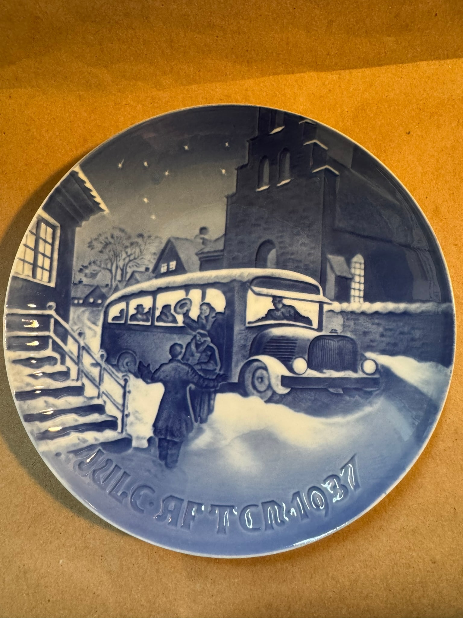 1937 - Arrival of Christmas guests: Up for auction is a pristine Bing & Grondahl Christmas Plate titled '1937 - Arrival of Christmas guests'. This exquisite collector's item was originally issued in the year 1937. Featuring the