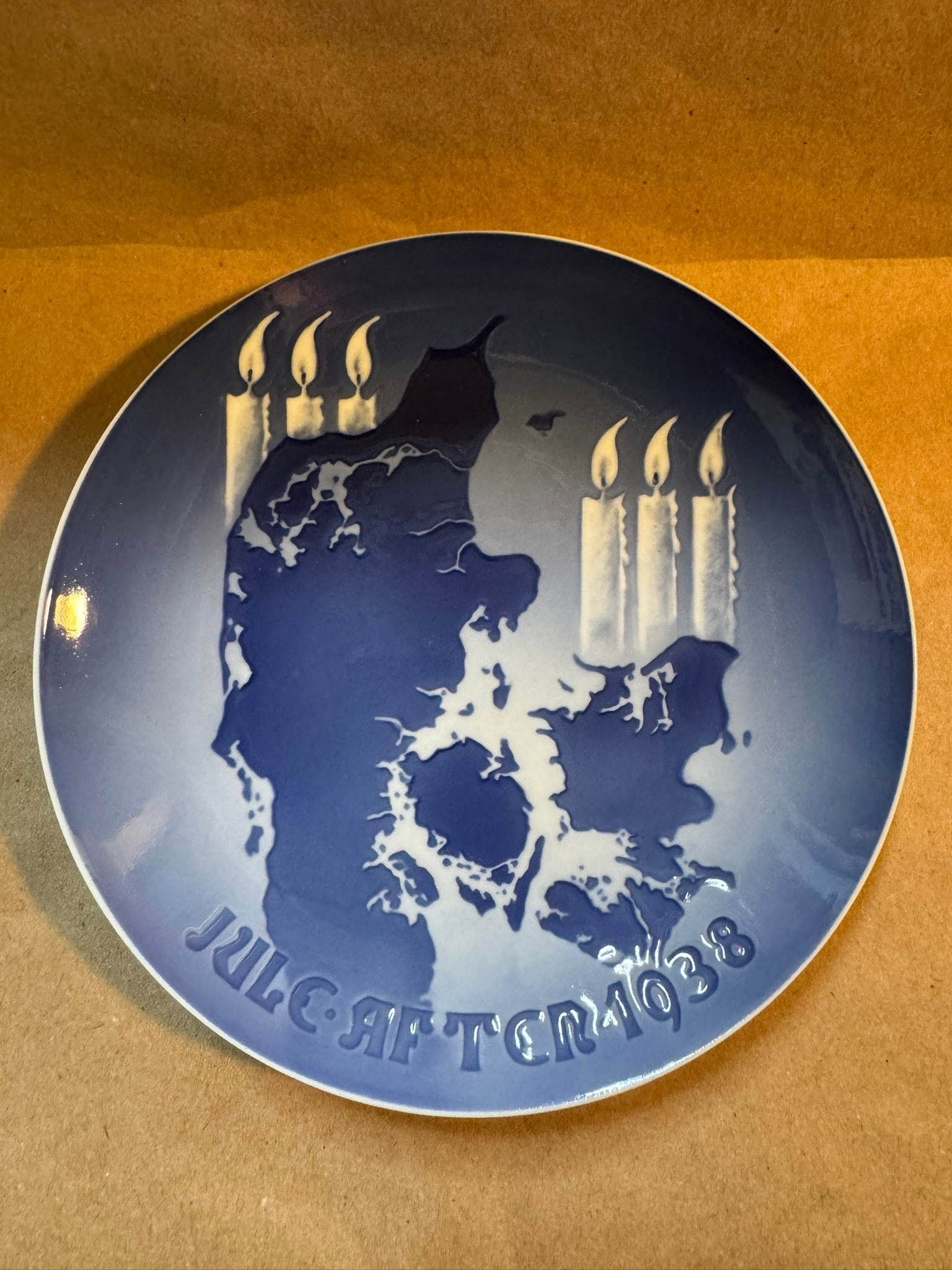 1938 - Lighting the Candles: Up for auction is a pristine Bing & Grondahl Christmas Plate titled '1938 - Lighting the Candles'. This exquisite collector's item was originally issued in the year 1938. Featuring the manufacturer's 