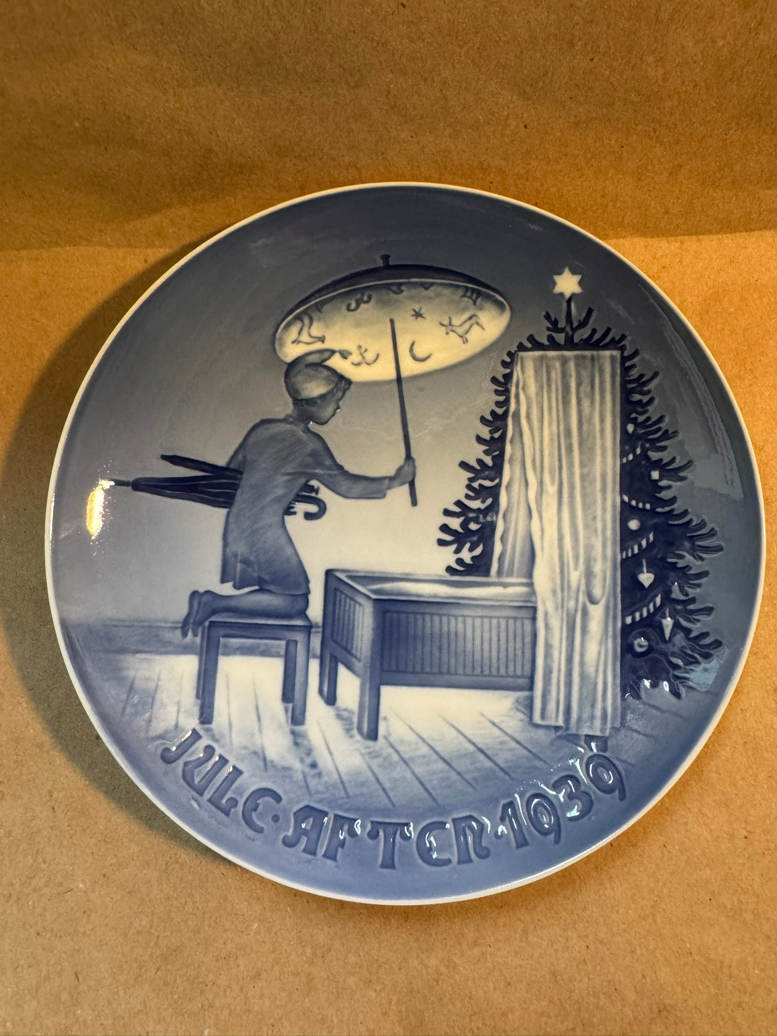 1939 - The Sandman: Up for auction is a pristine Bing & Grondahl Christmas Plate titled '1939 - The Sandman'. This exquisite collector's item was originally issued in the year 1939. Featuring the manufacturer's classic D