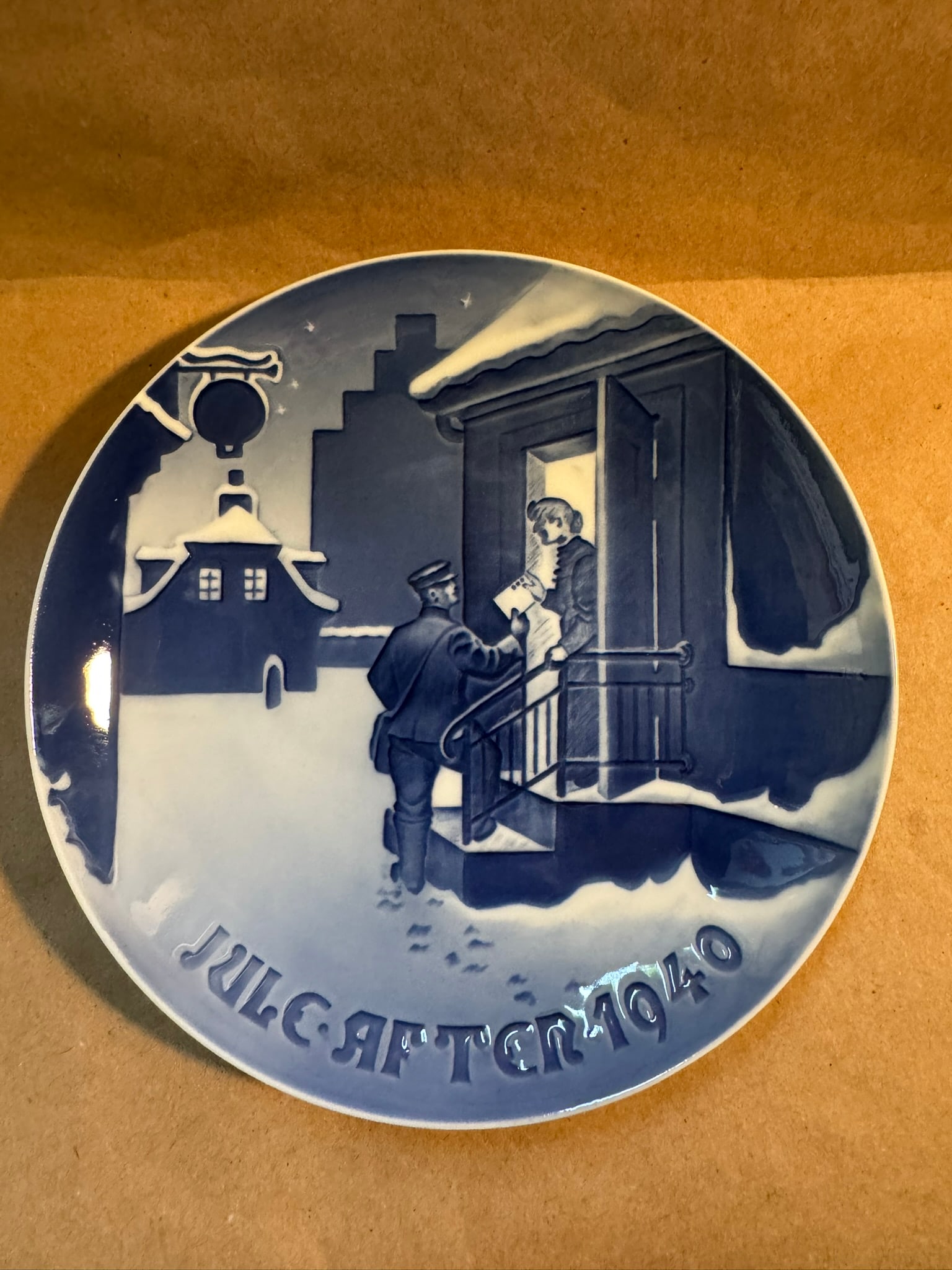 1940 - Delivering Christmas Letters: Up for auction is a pristine Bing & Grondahl Christmas Plate titled '1940 - Delivering Christmas Letters'. This exquisite collector's item was originally issued in the year 1940. Featuring the manufac