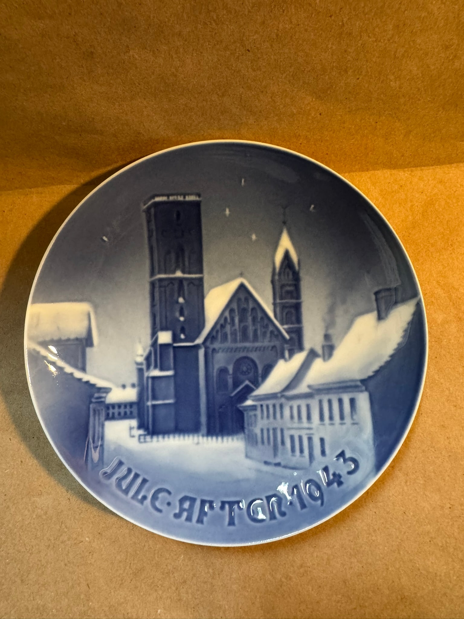 1943 - The Ribe Cathedral: Up for auction is a pristine Bing & Grondahl Christmas Plate titled '1943 - The Ribe Cathedral'. This exquisite collector's item was originally issued in the year 1943. Featuring the manufacturer's cl
