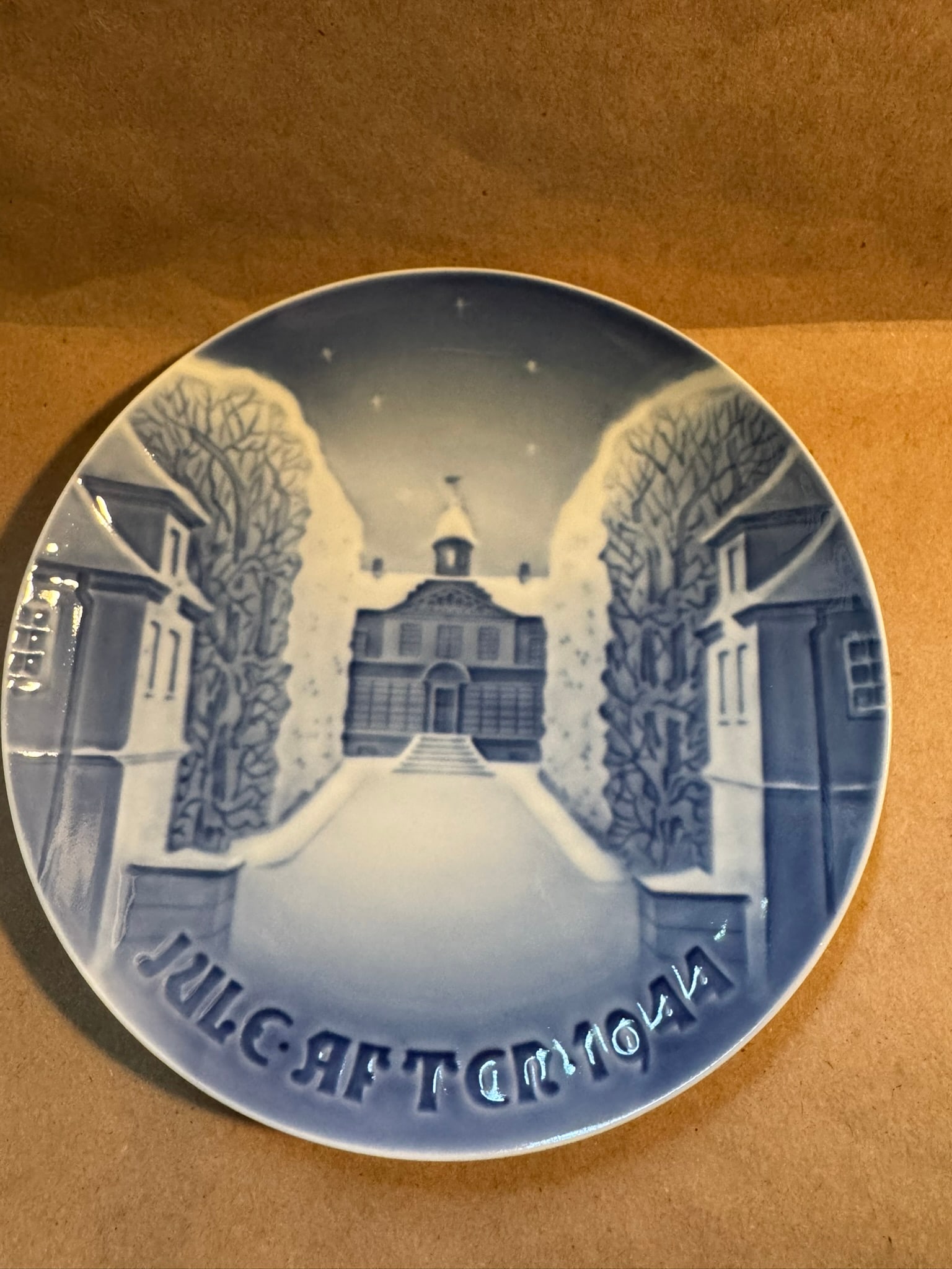 1944 - The Sorgenfri Castle: Up for auction is a pristine Bing & Grondahl Christmas Plate titled '1944 - The Sorgenfri Castle'. This exquisite collector's item was originally issued in the year 1944. Featuring the manufacturer's 