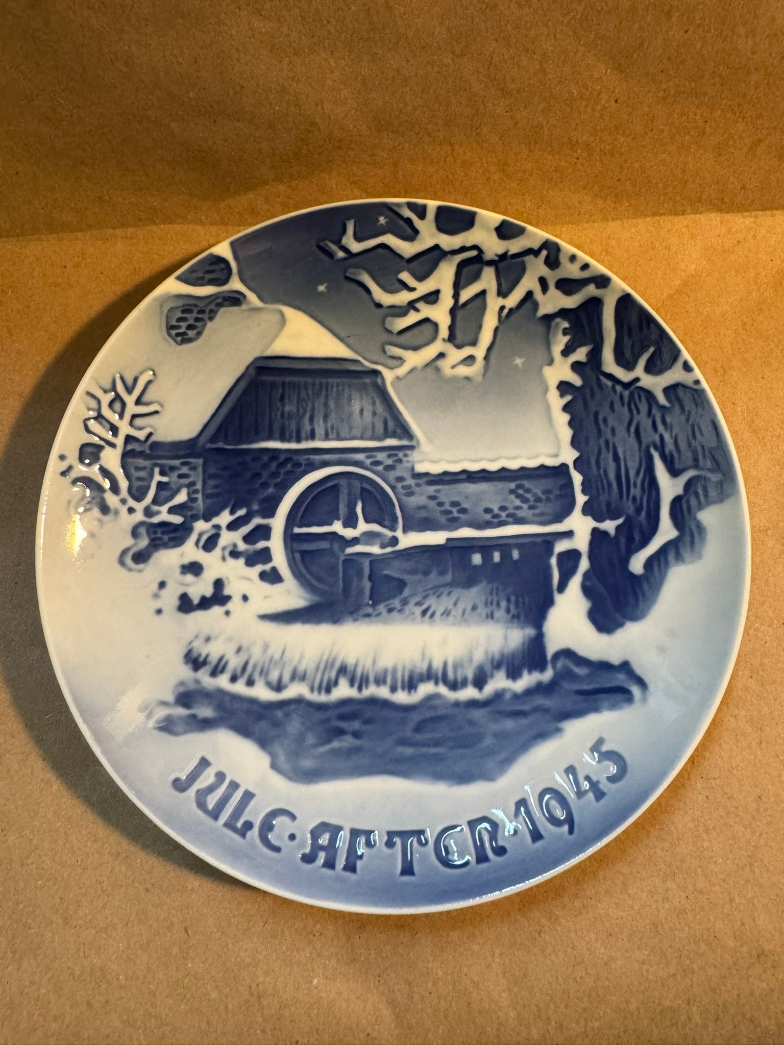 1945 - The Old Watermill: Up for auction is a pristine Bing & Grondahl Christmas Plate titled '1945 - The Old Watermill'. This exquisite collector's item was originally issued in the year 1945. Featuring the manufacturer's cla