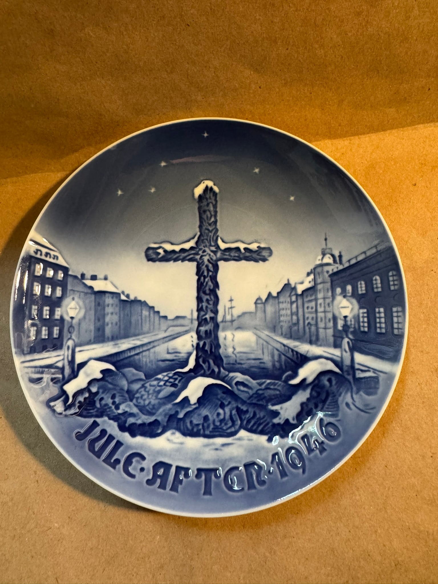 1946 - Commemoration Cross World War I: Up for auction is a pristine Bing & Grondahl Christmas Plate titled '1946 - Commemoration Cross World War I'. This exquisite collector's item was originally issued in the year 1946. Featuring the