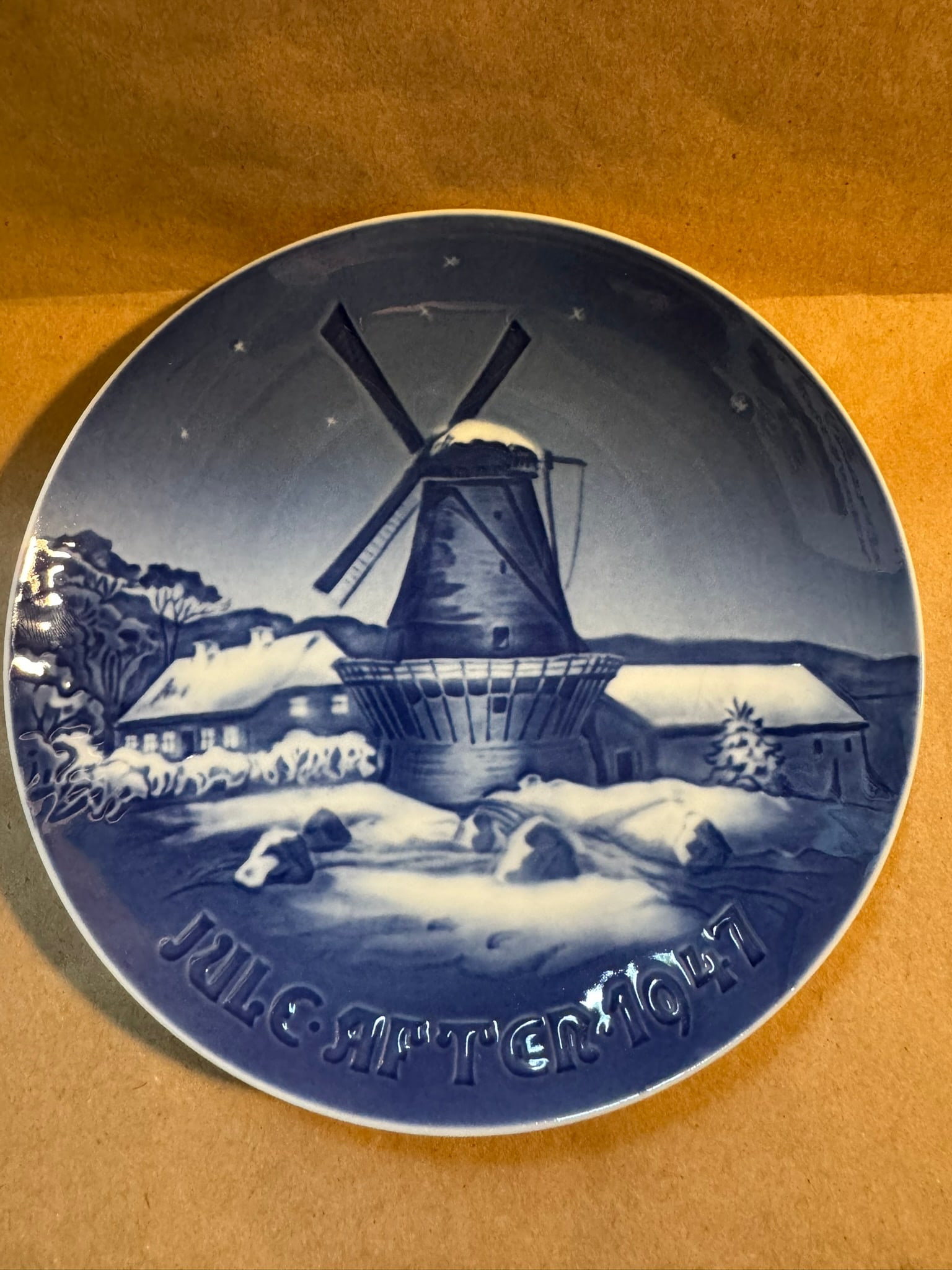 1947 - The Dybbol Mill: Up for auction is a pristine Bing & Grondahl Christmas Plate titled '1947 - The Dybbol Mill'. This exquisite collector's item was originally issued in the year 1947. Featuring the manufacturer's class