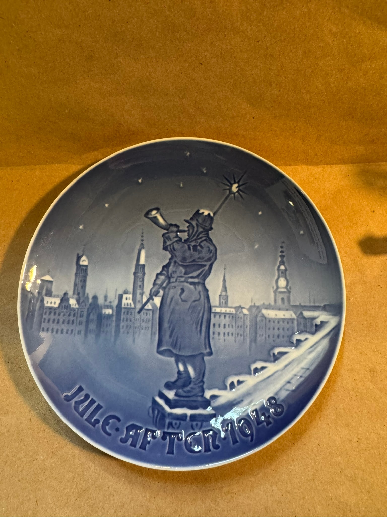 1948 - The Watchman: Up for auction is a pristine Bing & Grondahl Christmas Plate titled '1948 - The Watchman'. This exquisite collector's item was originally issued in the year 1948. Featuring the manufacturer's classic