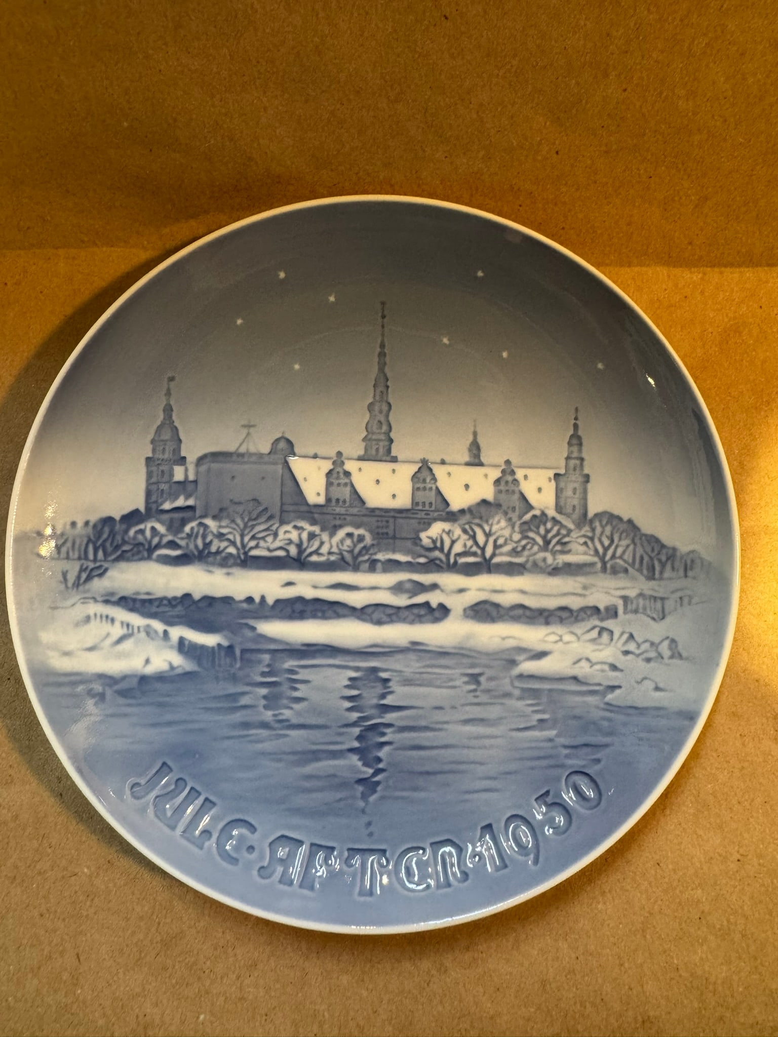 1950 - Kronborg Castle at Helsingor: Up for auction is a pristine Bing & Grondahl Christmas Plate titled '1950 - Kronborg Castle at Helsingor'. This exquisite collector's item was originally issued in the year 1950. Featuring the