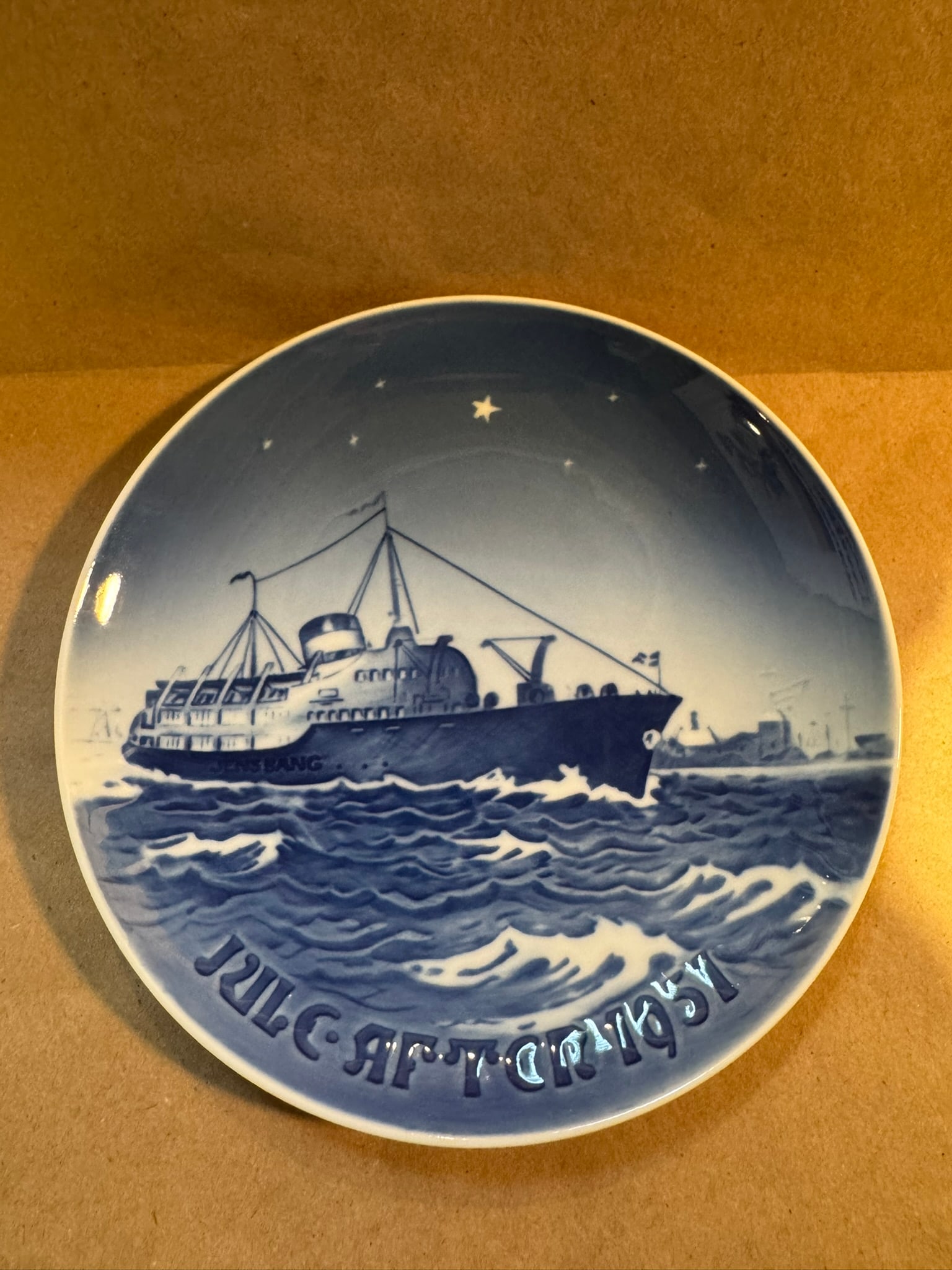 1951 - Jens Bang Passenger boat: Up for auction is a pristine Bing & Grondahl Christmas Plate titled '1951 - Jens Bang Passenger boat'. This exquisite collector's item was originally issued in the year 1951. Featuring the manufacture
