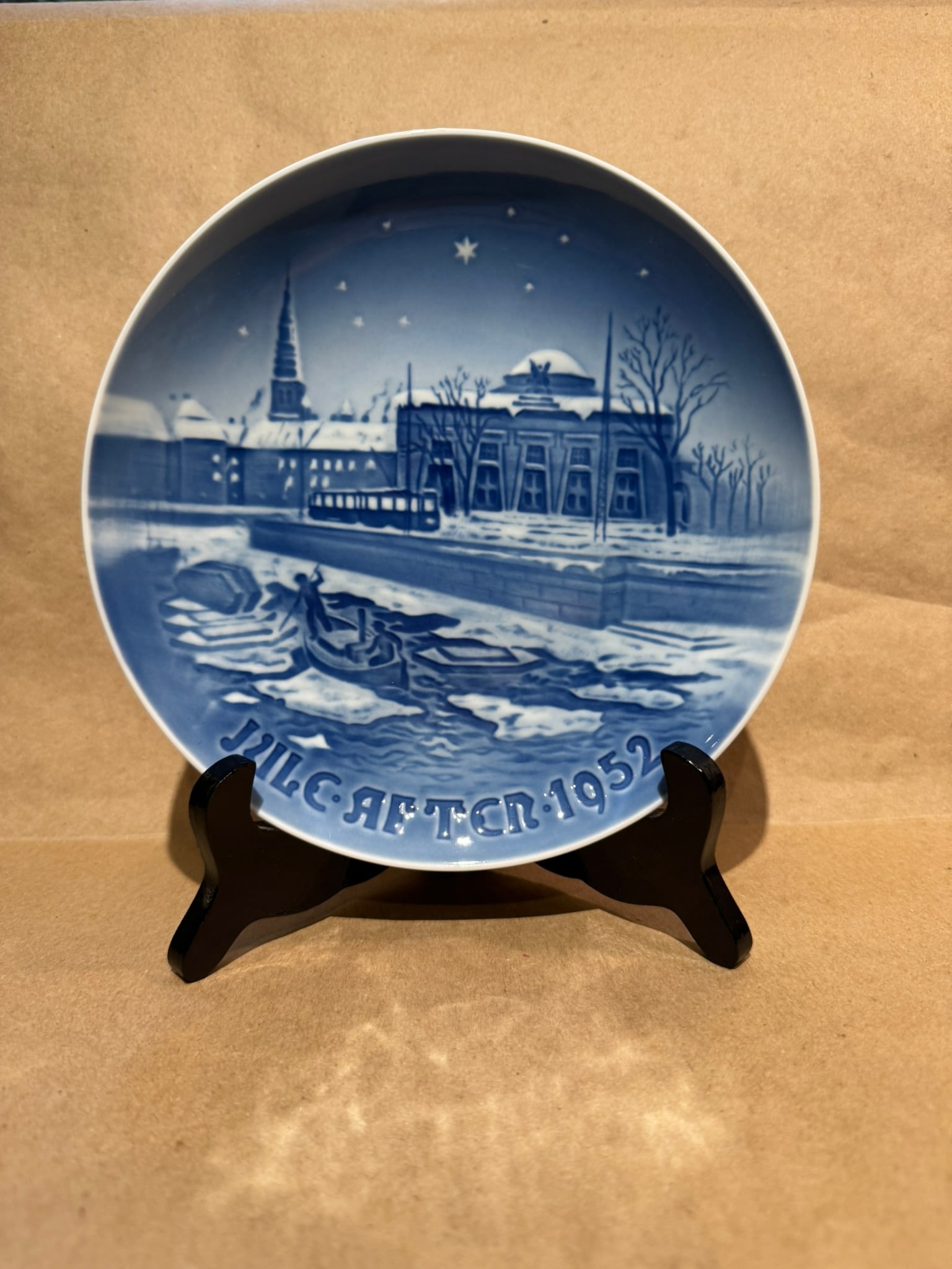 1952 - Old Copenhagen Canals at Wintertime: Up for auction is a pristine Bing & Grondahl Christmas Plate titled '1952 - Old Copenhagen Canals at Wintertime'. This exquisite collector's item was originally issued in the year 1952. Featuring the 