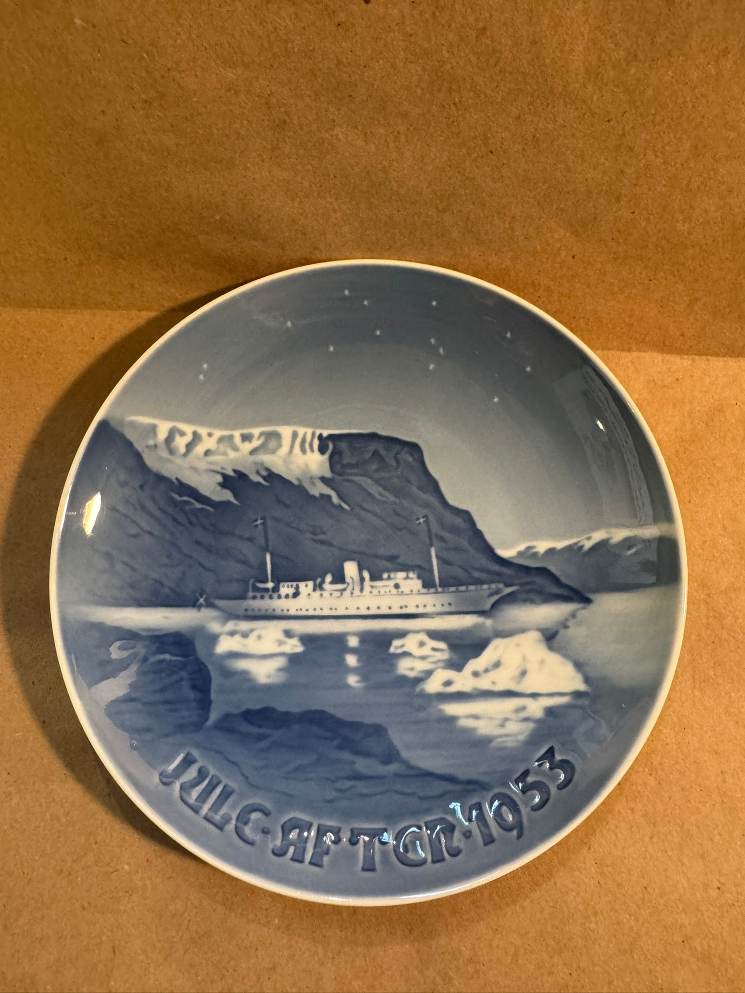 1953 - Royal Yacht in Greenlandic waters: Up for auction is a pristine Bing & Grondahl Christmas Plate titled '1953 - Royal Yacht in Greenlandic waters'. This exquisite collector's item was originally issued in the year 1953. Featuring the ma