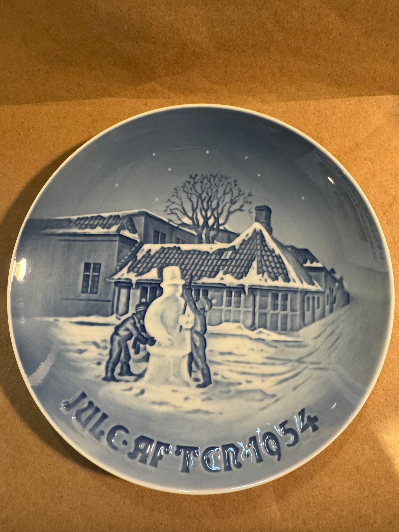 1954 - Hans Christian Andersen's House: Up for auction is a pristine Bing & Grondahl Christmas Plate titled '1954 - Hans Christian Andersen's House'. This exquisite collector's item was originally issued in the year 1954. Featuring the