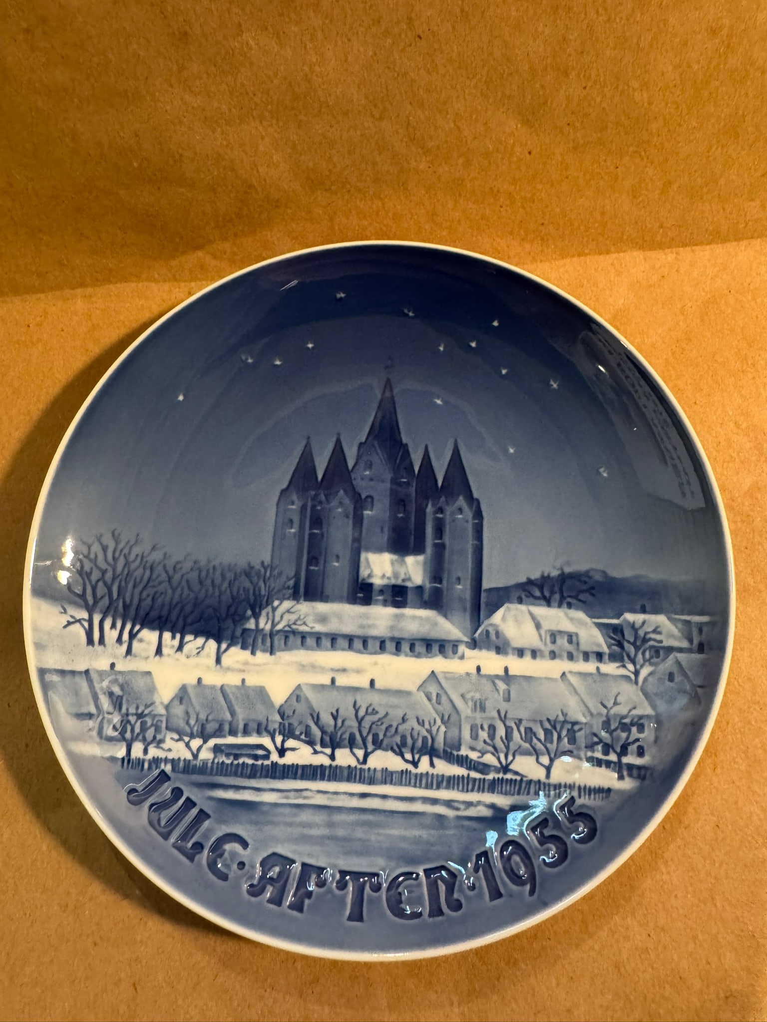 1955 - The Kalundborg Church: Up for auction is a pristine Bing & Grondahl Christmas Plate titled '1955 - The Kalundborg Church'. This exquisite collector's item was originally issued in the year 1955. Featuring the