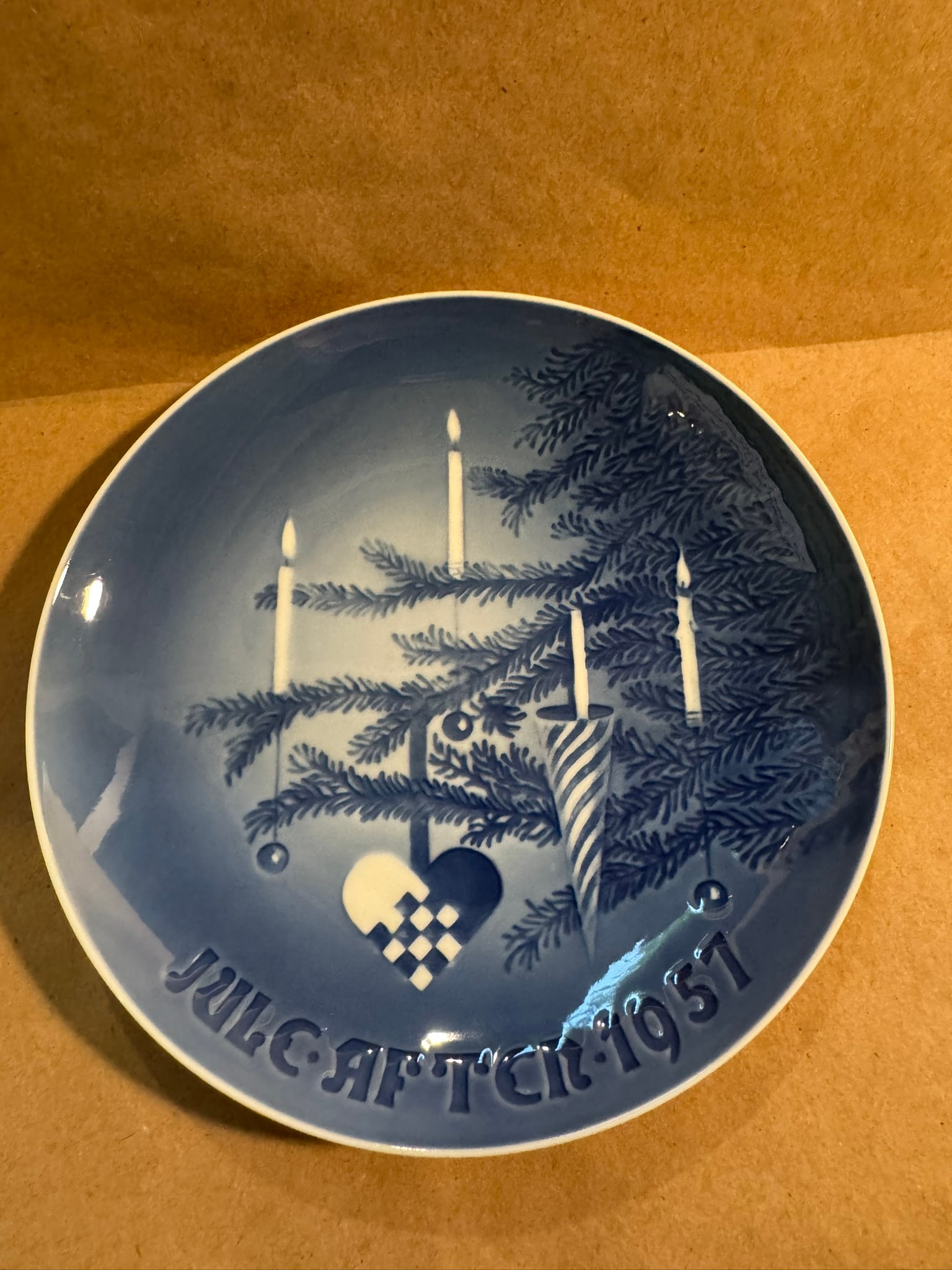 1957 - Christmas Candles: Up for auction is a pristine Bing & Grondahl Christmas Plate titled '1957 - Christmas Candles'. This exquisite collector's item was originally issued in the year 1957. Featuring the manufacturer's cla