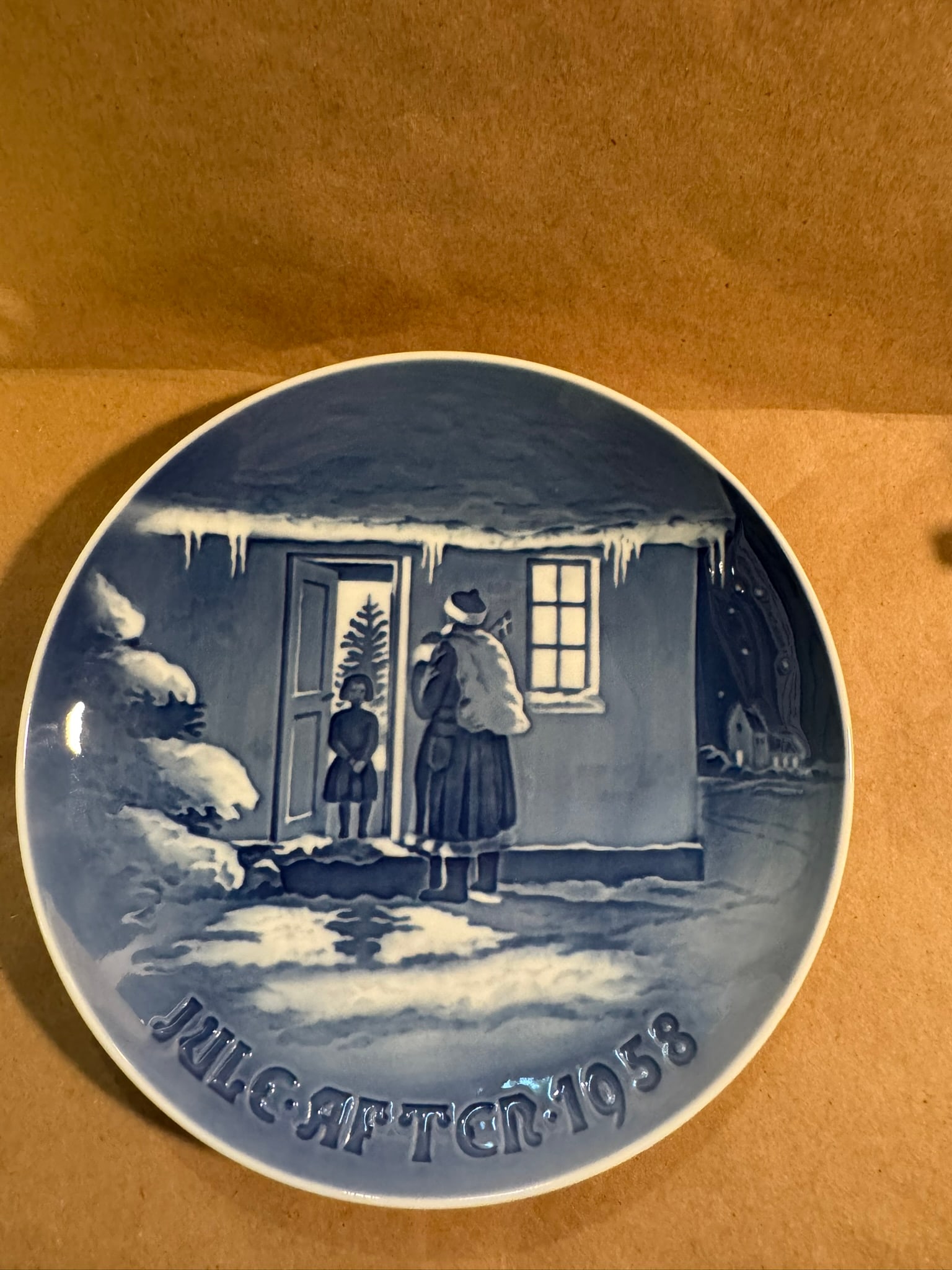 1958 - Santa Claus: Up for auction is a pristine Bing & Grondahl Christmas Plate titled '1958 - Santa Claus'. This exquisite collector's item was originally issued in the year 1958. Featuring the manufacturer's classic