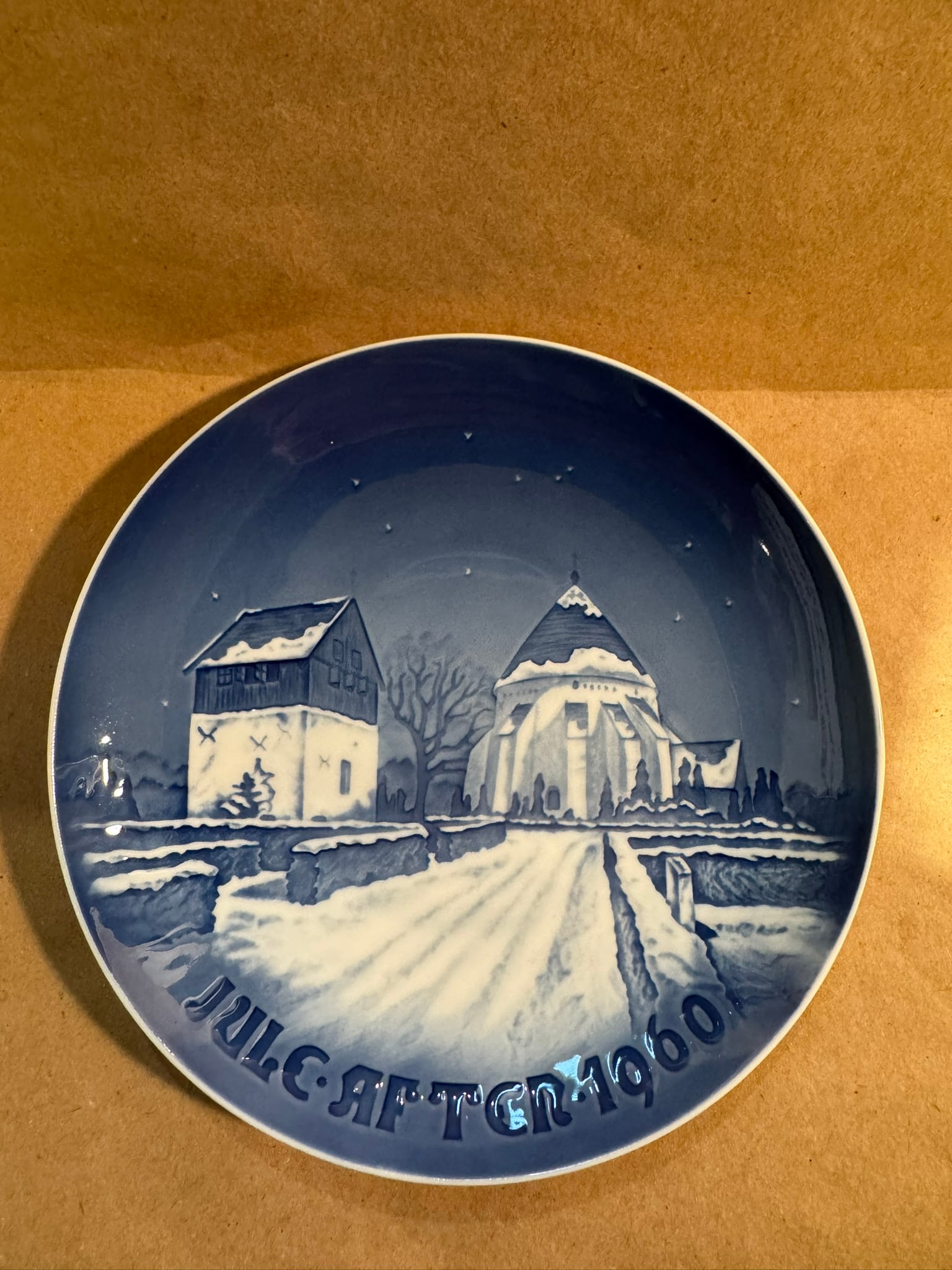 1960 - Osterlars Church: Up for auction is a pristine Bing & Grondahl Christmas Plate titled '1960 - Osterlars Church'. This exquisite collector's item was originally issued in the year 1960. Featuring the manufacturer's
