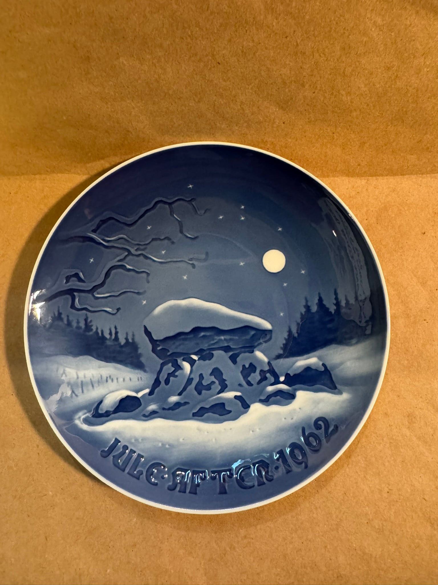 1962 - Winter Night: Up for auction is a pristine Bing & Grondahl Christmas Plate titled '1962 - Winter Night'. This exquisite collector's item was originally issued in the year 1962. Featuring the manufacturer's classic