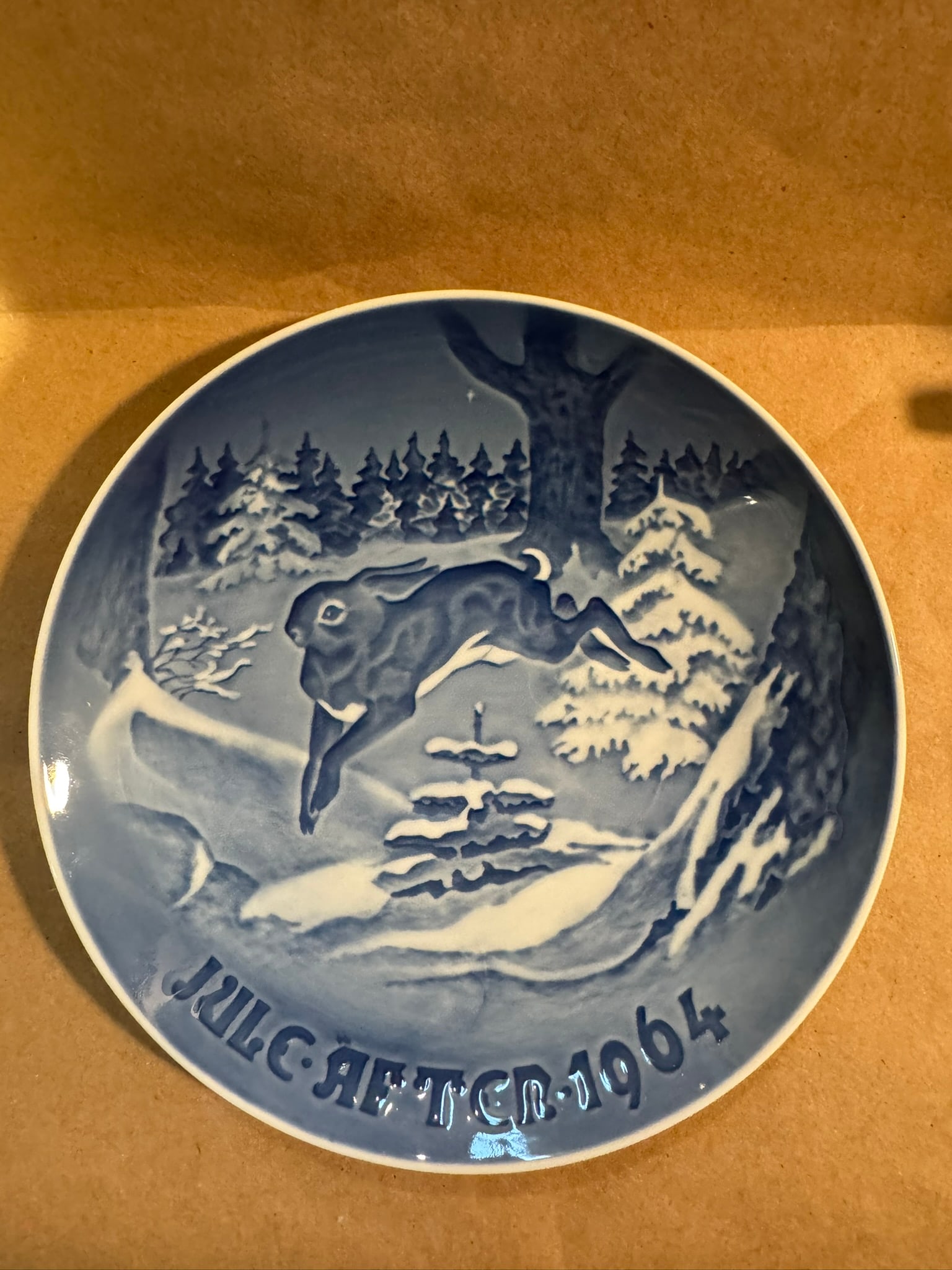 1964 - The Fir Tree and the Hare: Up for auction is a pristine Bing & Grondahl Christmas Plate titled '1964 - The Fir Tree and the Hare'. This exquisite collector's item was originally issued in the year 1964. Featuring the