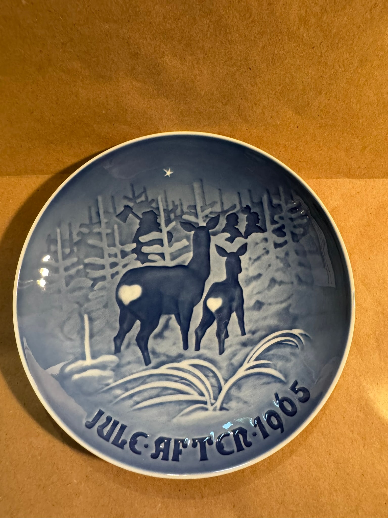 1965 - Bringing home the Christmas Tree: Up for auction is a pristine Bing & Grondahl Christmas Plate titled '1965 - Bringing home the Christmas Tree'. This exquisite collector's item was originally issued in the year 1965. Featuring the