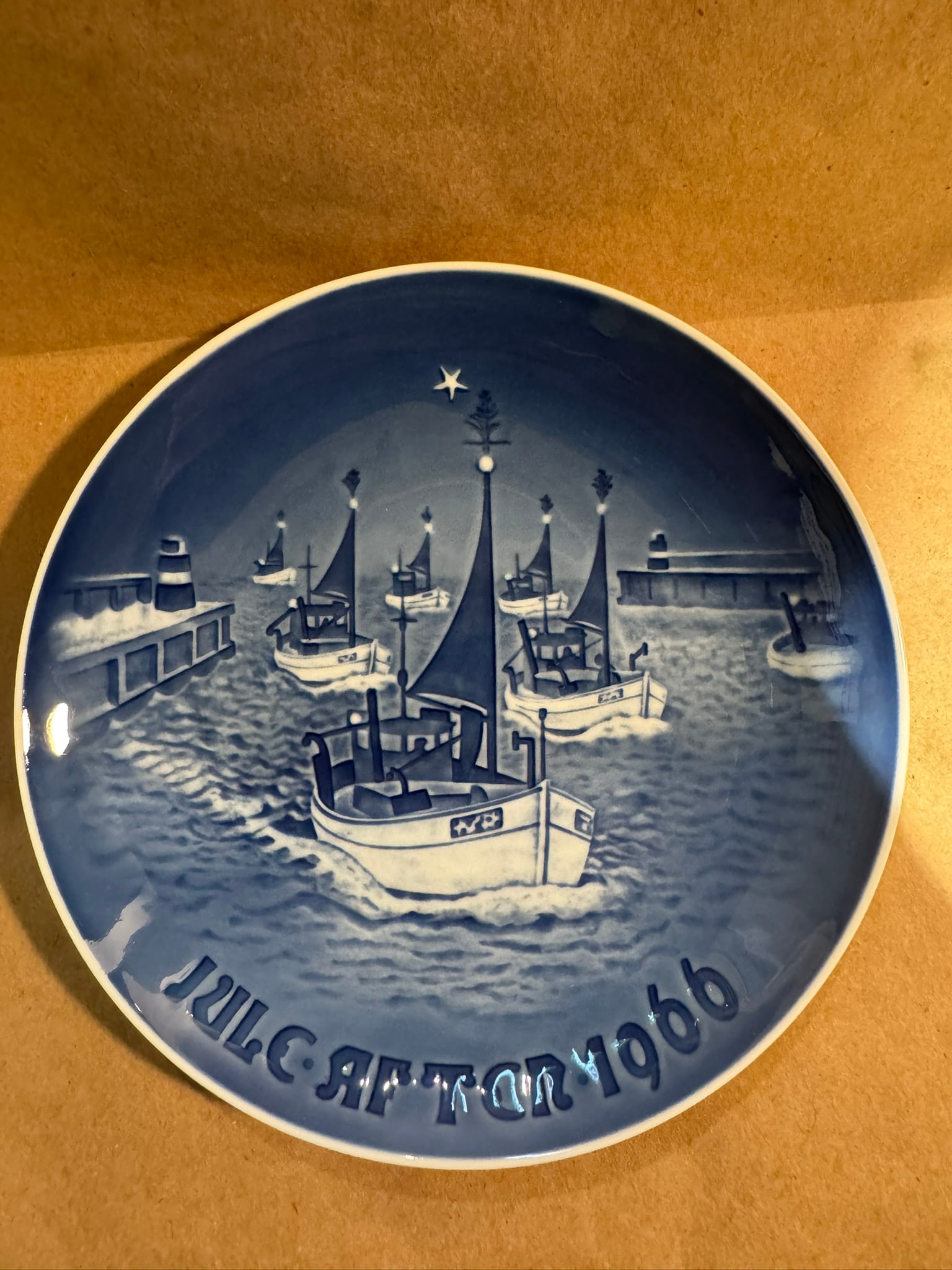 1966 - Home for Christmas: Up for auction is a pristine Bing & Grondahl Christmas Plate titled '1966 - Home for Christmas'. This exquisite collector's item was originally issued in the year 1966. Featuring the manufacturer's