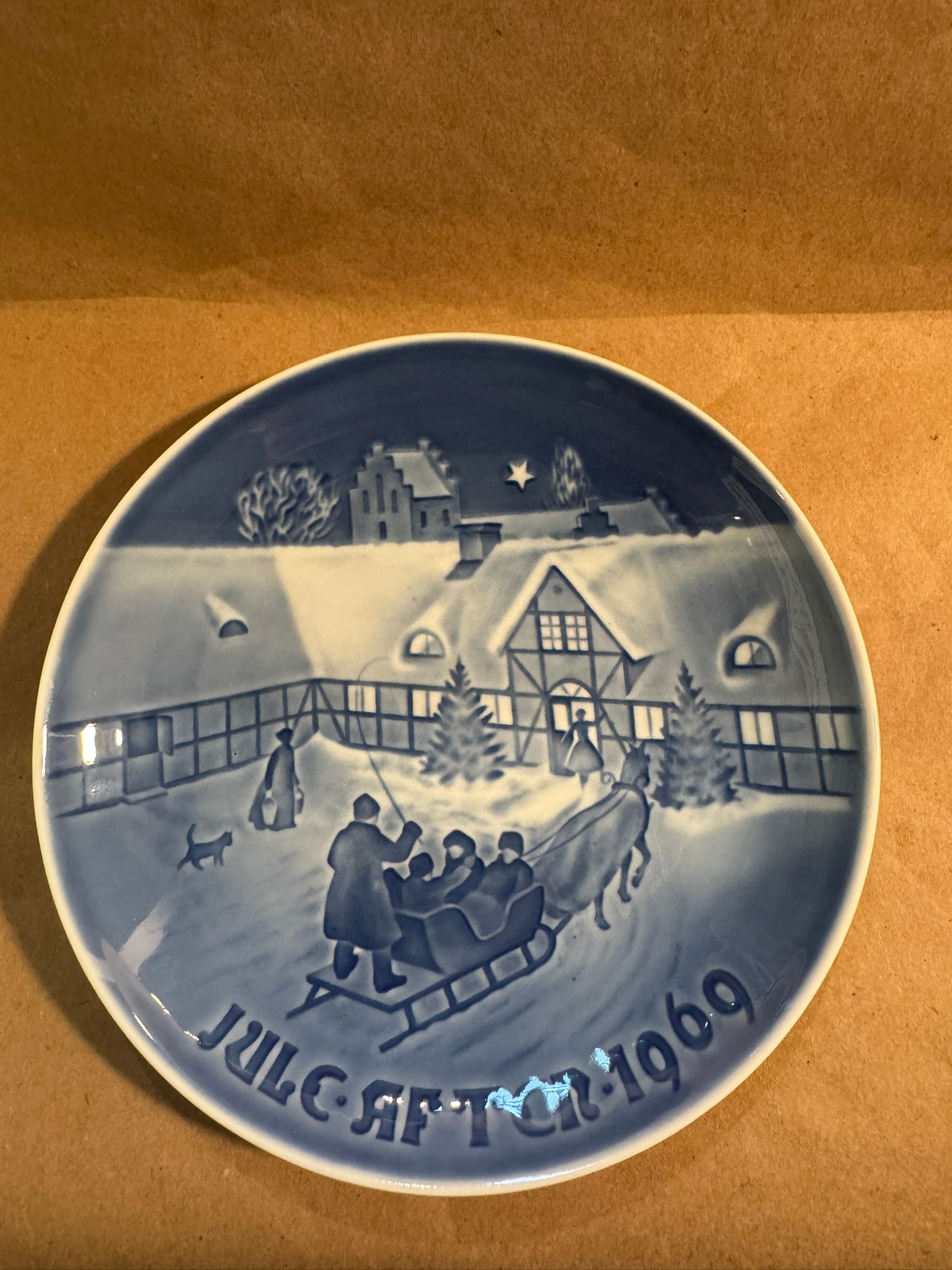 1969 - Christmas guests arriving: Up for auction is a pristine Bing & Grondahl Christmas Plate titled '1969 - Christmas guests arriving'. This exquisite collector's item was originally issued in the year 1969. Featuring the
