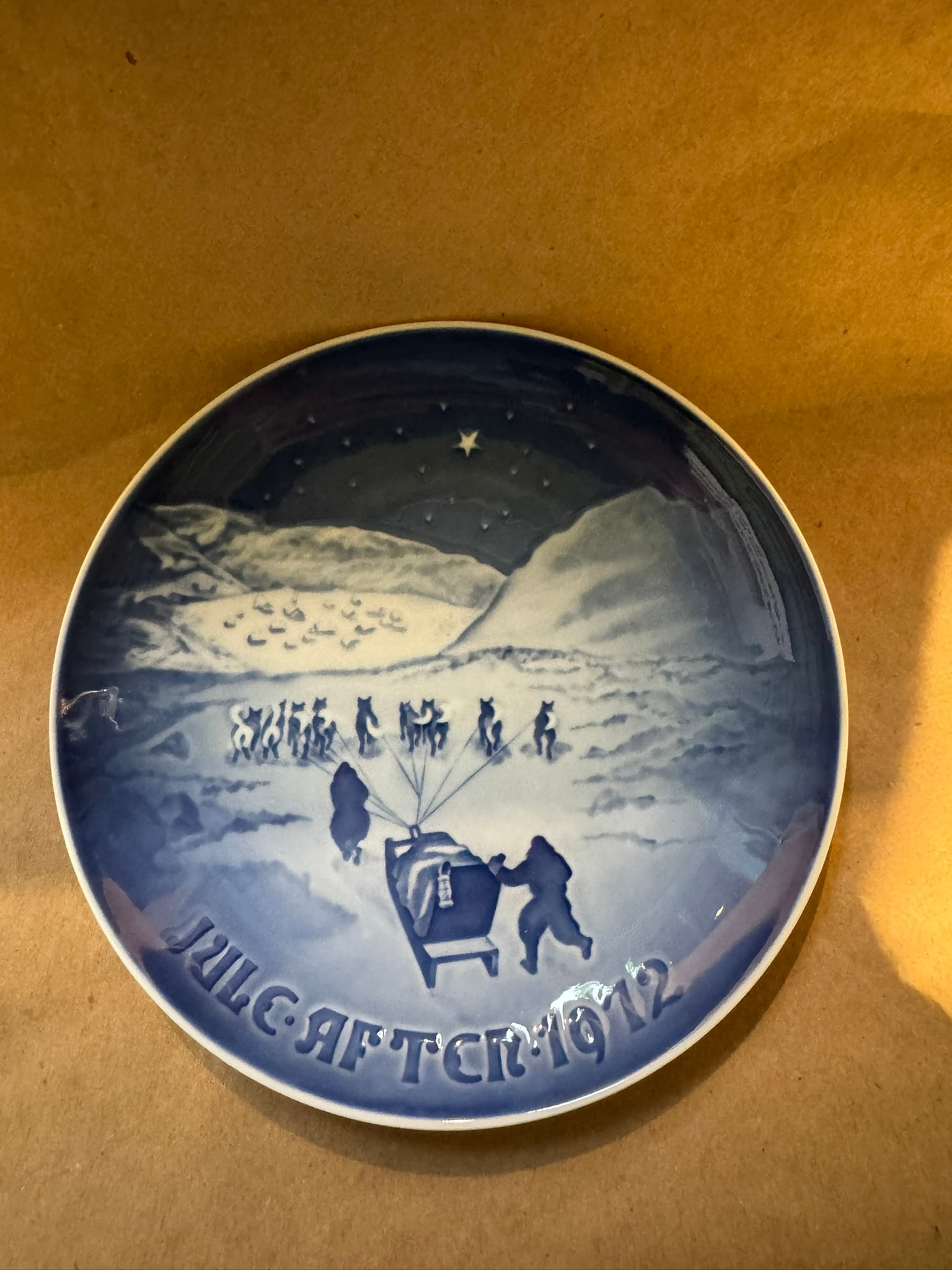 1972 - Christmas in Greenland: Up for auction is a pristine Bing & Grondahl Christmas Plate titled '1972 - Christmas in Greenland'. This exquisite collector's item was originally issued in the year 1972. Featuring the manufacturer'