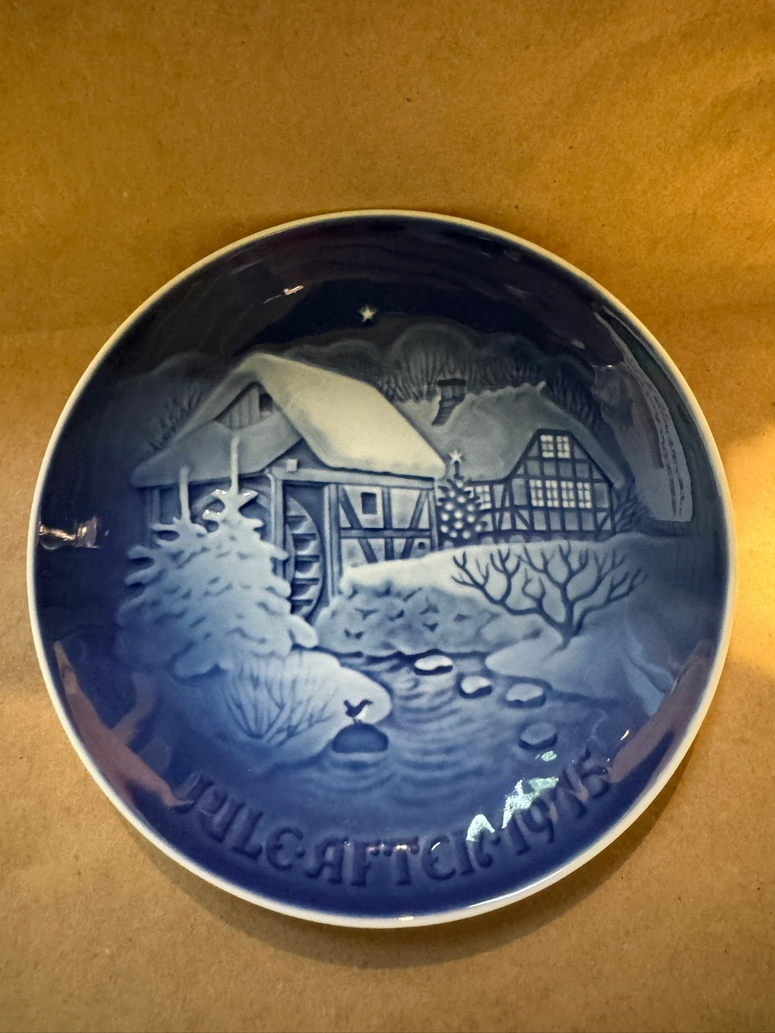 1975 - The old water mill: Up for auction is a pristine Bing & Grondahl Christmas Plate titled '1975 - The old water mill'. This exquisite collector's item was originally issued in the year 1975. Featuring the manufacturer's