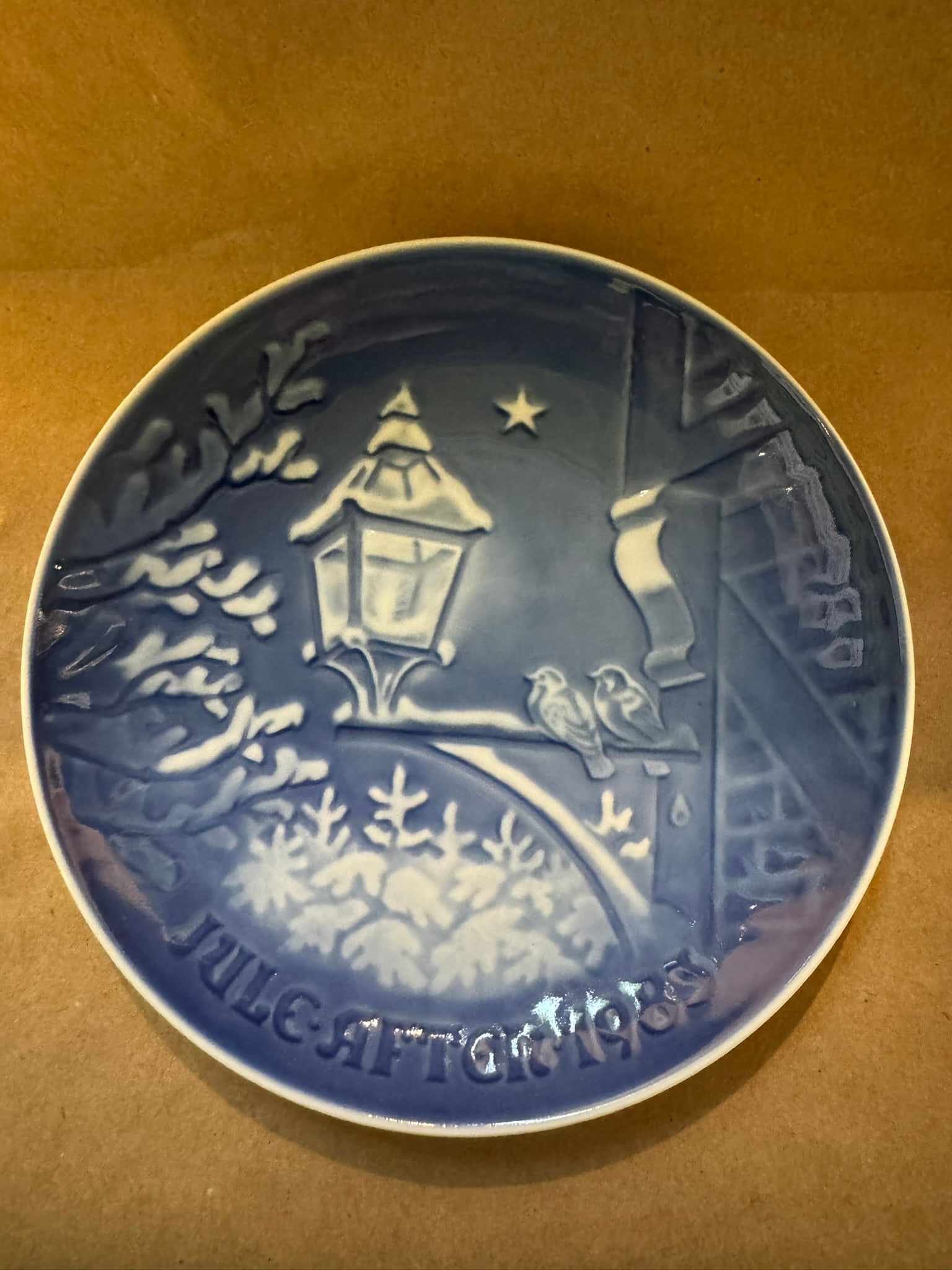 1983 - Christmas in the old town: Up for auction is a pristine Bing & Grondahl Christmas Plate titled '1983 - Christmas in the old town'. This exquisite collector's item was originally issued in the year 1983. Featuring the