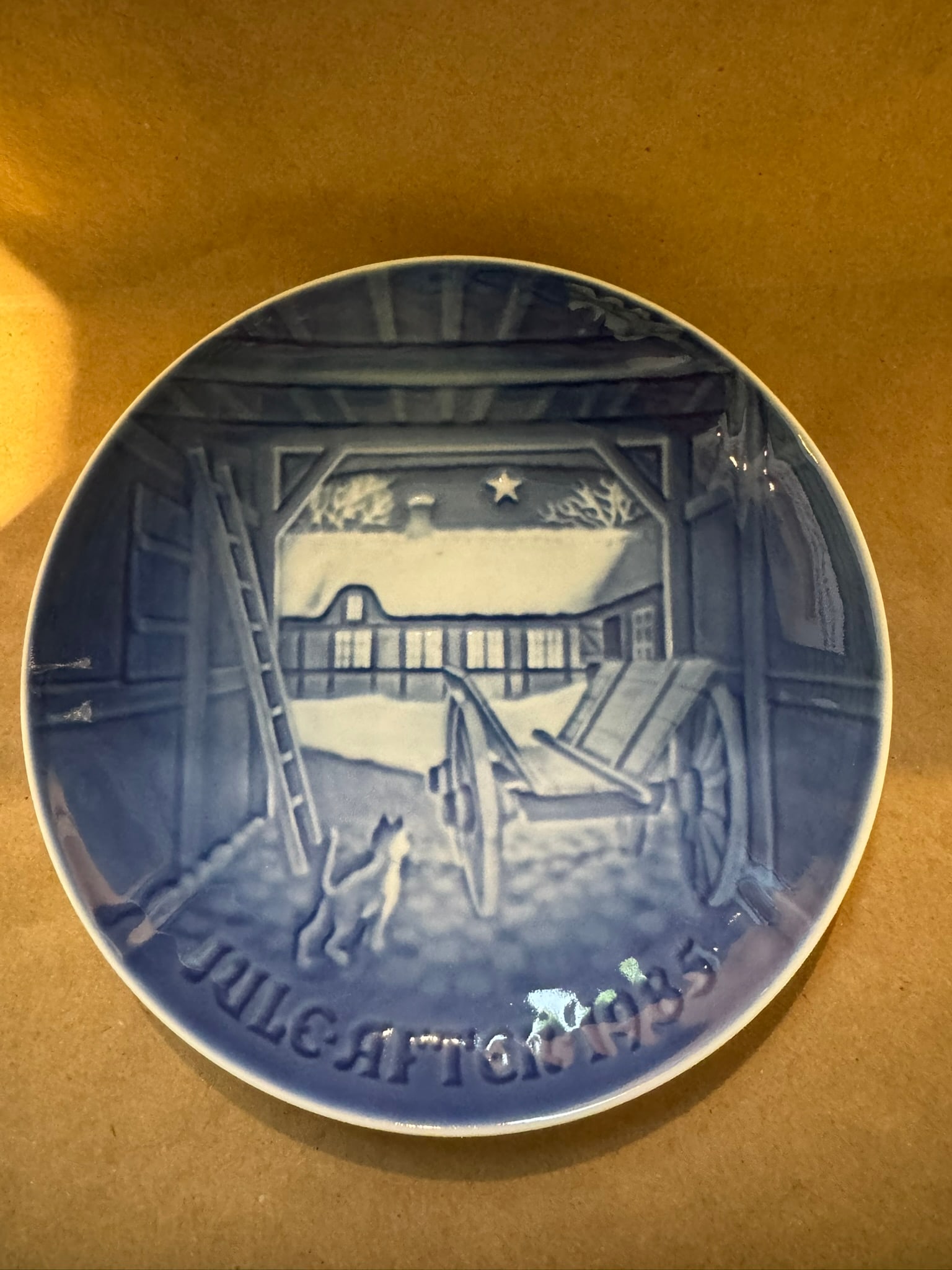 1985 - Christmas Eve at the farm: Up for auction is a pristine Bing & Grondahl Christmas Plate titled '1985 - Christmas Eve at the farm'. This exquisite collector's item was originally issued in the year 1985. Featuring the