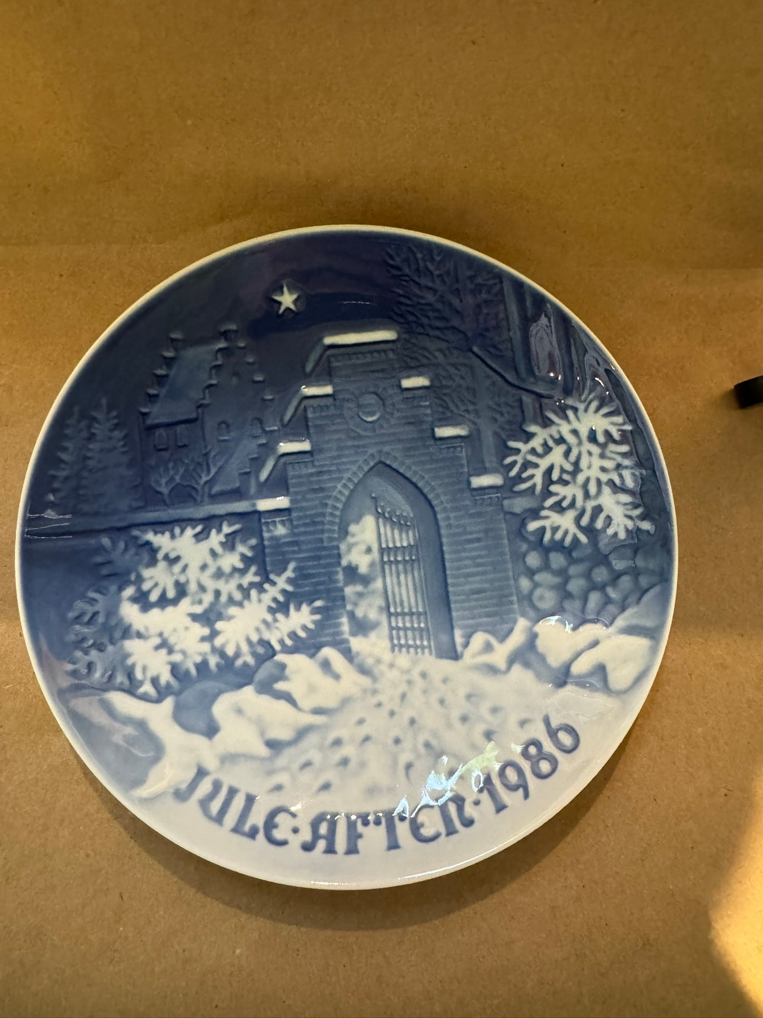 1986 - Silent Night Holy Night: COA - Up for auction is a pristine Bing & Grondahl Christmas Plate titled '1986 - Silent Night Holy Night'. This exquisite collector's item was originally issued in the year 1986. Featuring the