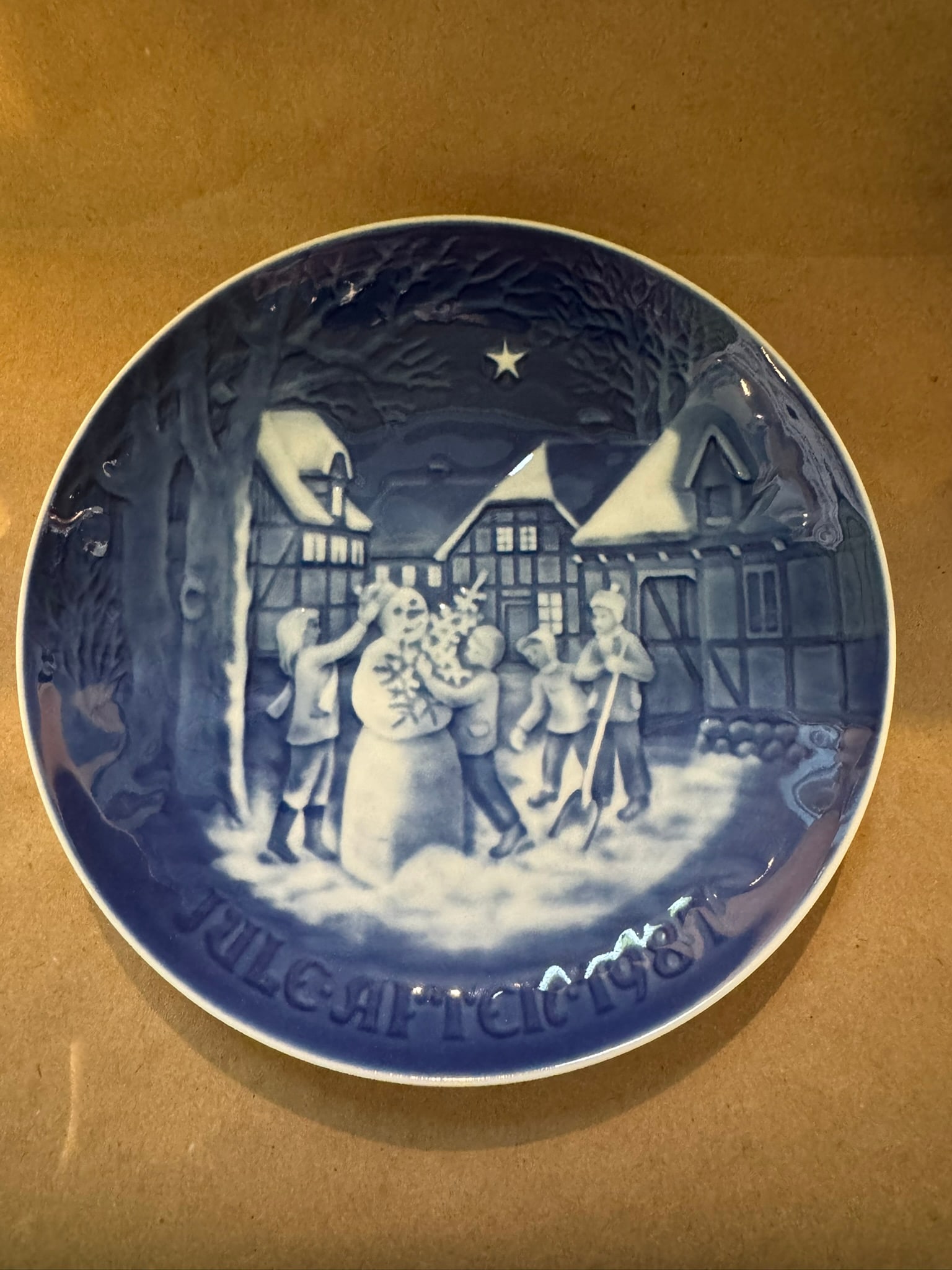 1987 - Snowman's Christmas eve: Up for auction is a pristine Bing & Grondahl Christmas Plate titled '1987 - Snowman's Christmas eve'. This exquisite collector's item was originally issued in the year 1987. Featuring the
