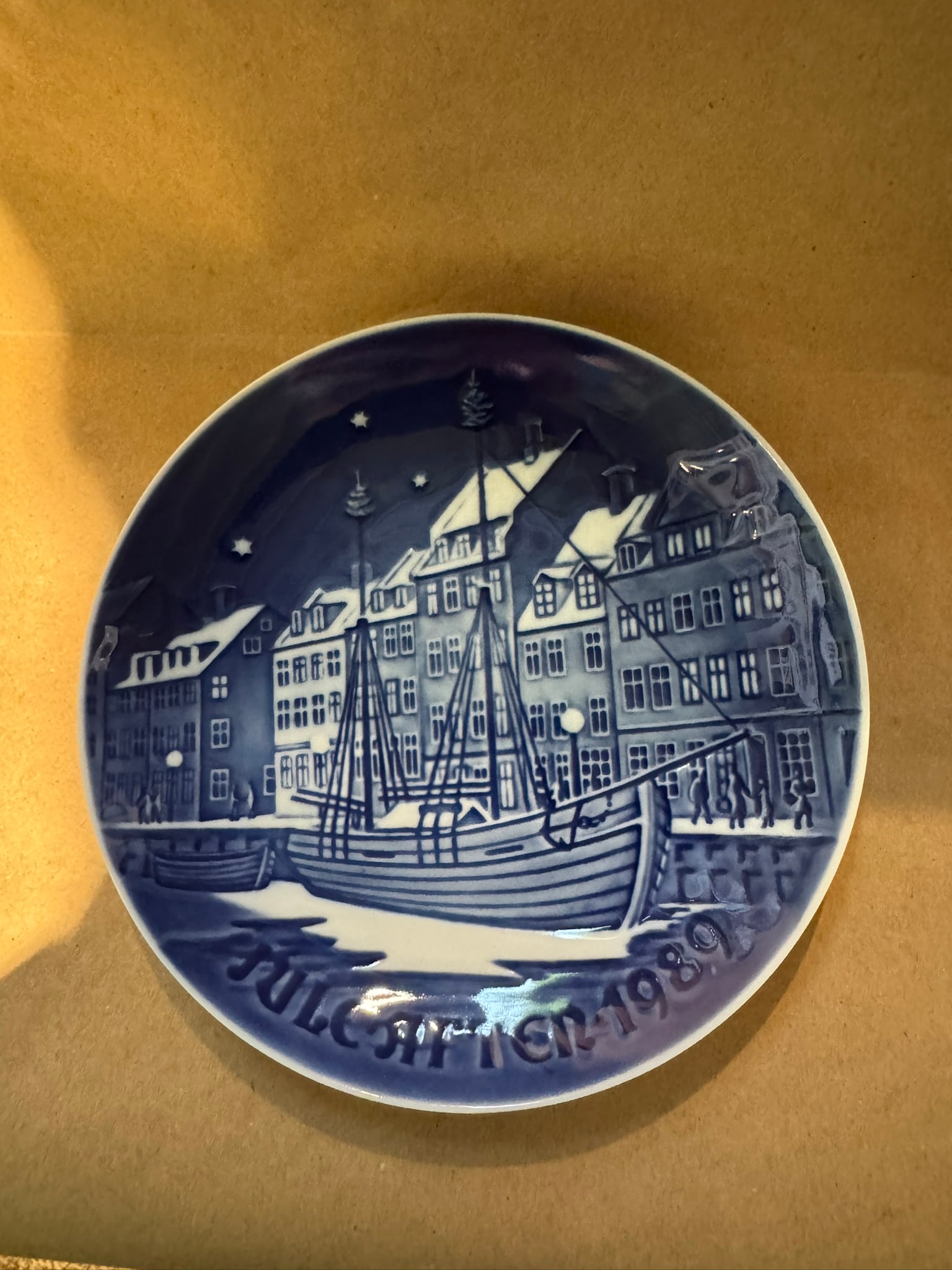 1989 - Christmas Anchorage: Up for auction is a pristine Bing & Grondahl Christmas Plate titled '1989 - Christmas Anchorage'. This exquisite collector's item was originally issued in the year 1989. Featuring the manufacturer's