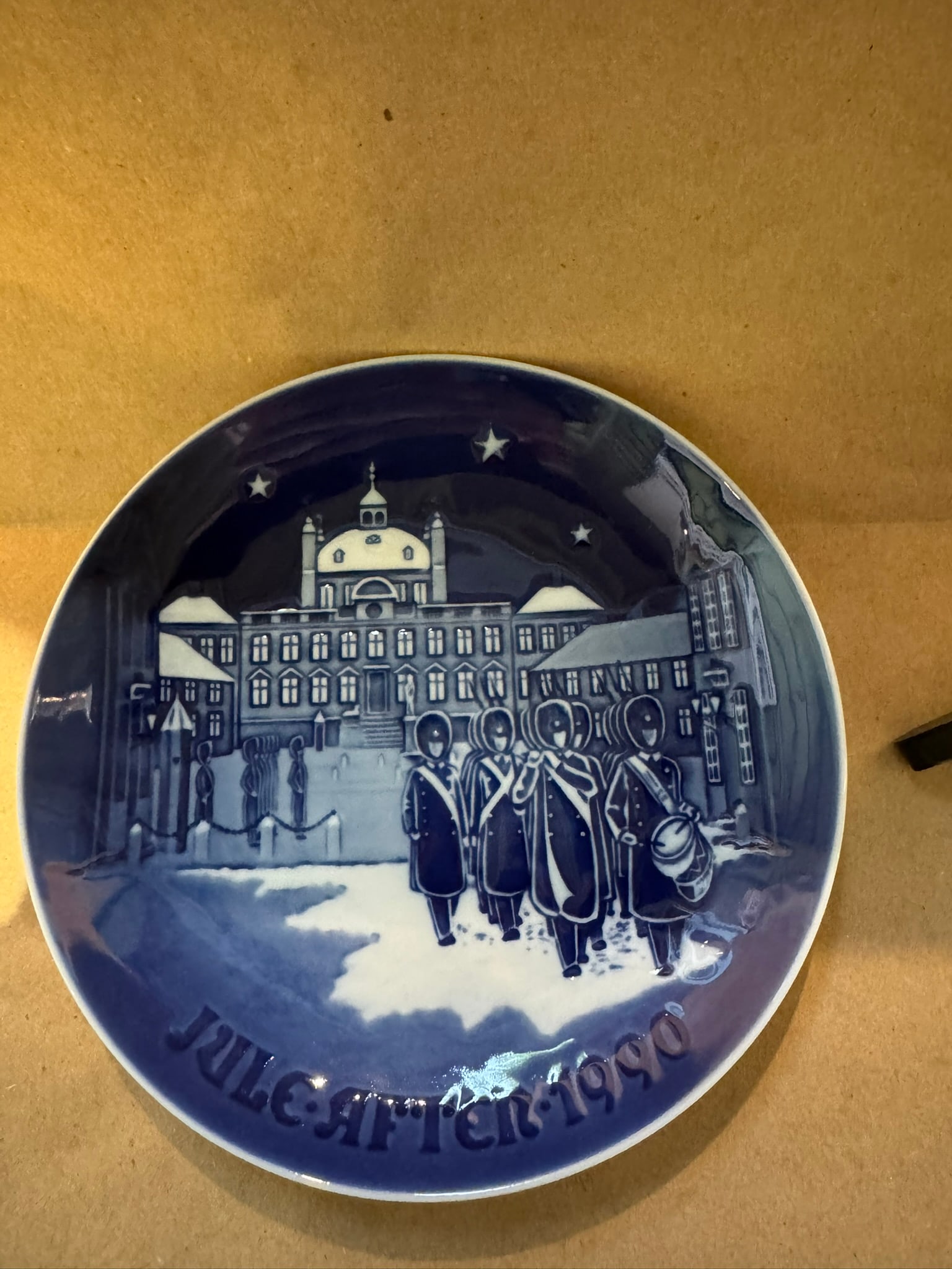 1990 - Guards at Fredensborg Palace: Up for auction is a pristine Bing & Grondahl Christmas Plate titled '1990 - Guards at Fredensborg Palace'. This exquisite collector's item was originally issued in the year 1990. Featuring the