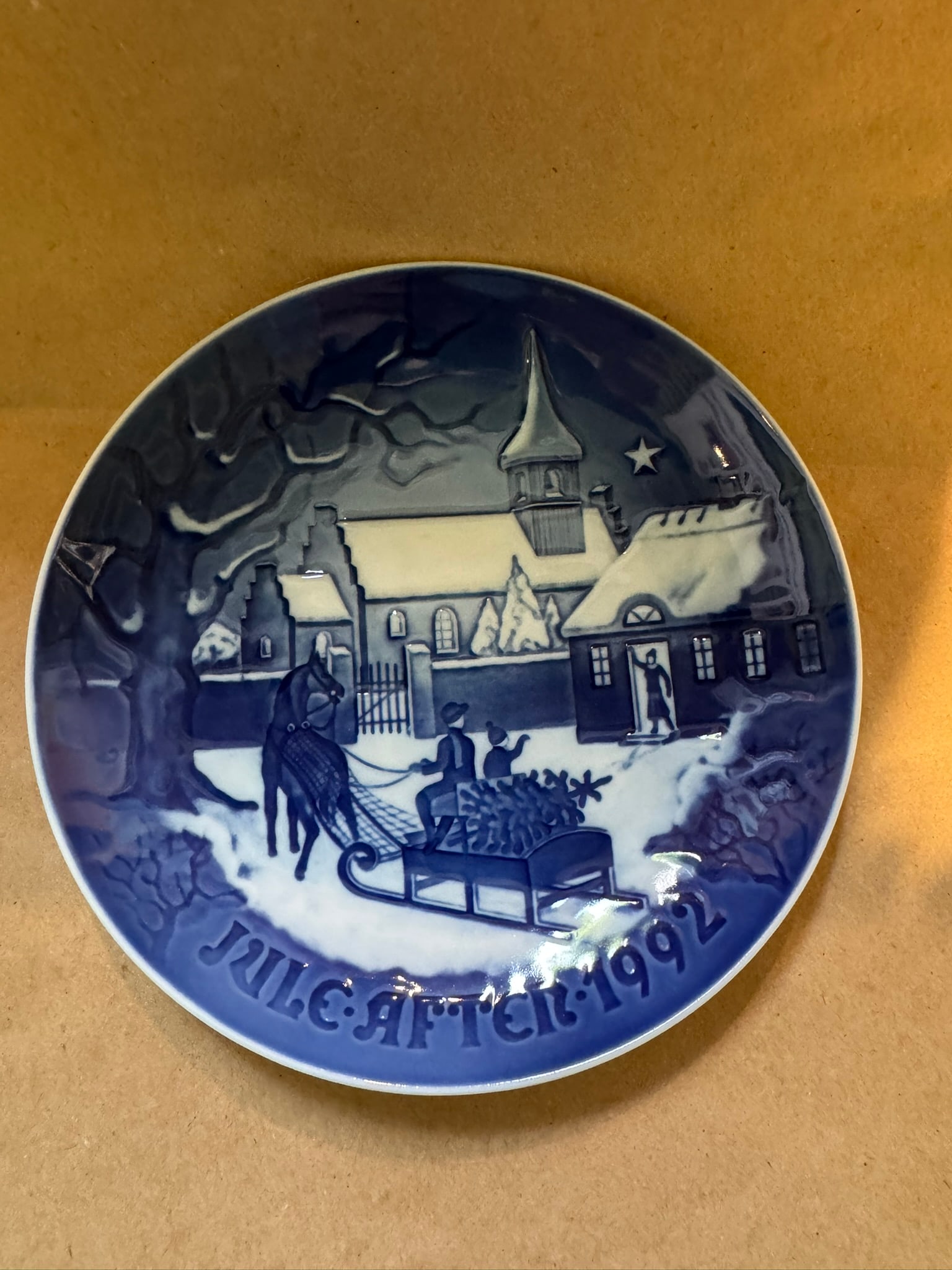 1992 - The Reverend's Farm: Up for auction is a pristine Bing & Grondahl Christmas Plate titled '1992 - The Reverend's Farm'. This exquisite collector's item was originally issued in the year 1992. Featuring the manufacturer's