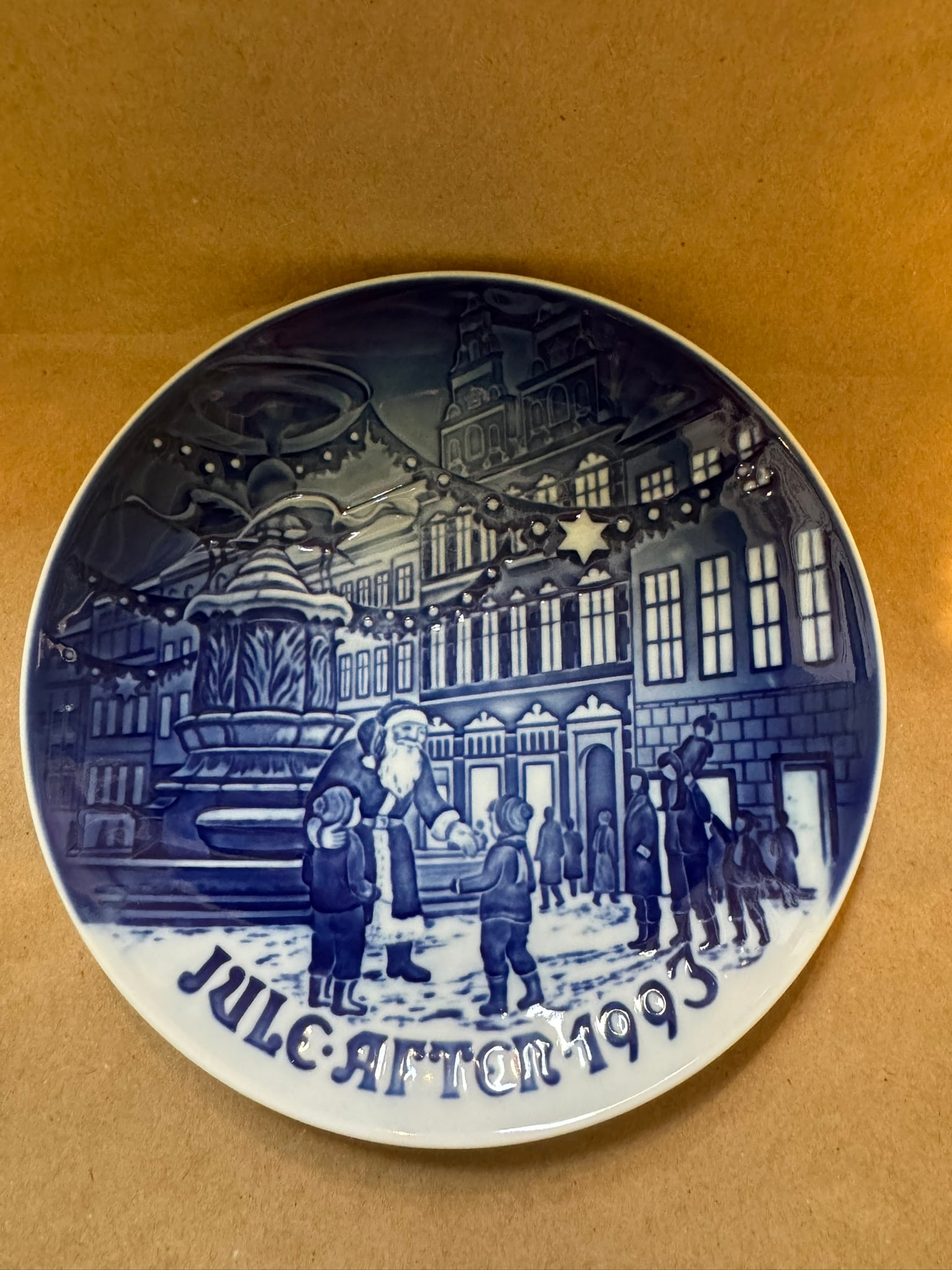 1993 - Santa on Amager Square: Up for auction is a pristine Bing & Grondahl Christmas Plate titled '1993 - Santa on Amager Square'. This exquisite collector's item was originally issued in the year 1993. Featuring the