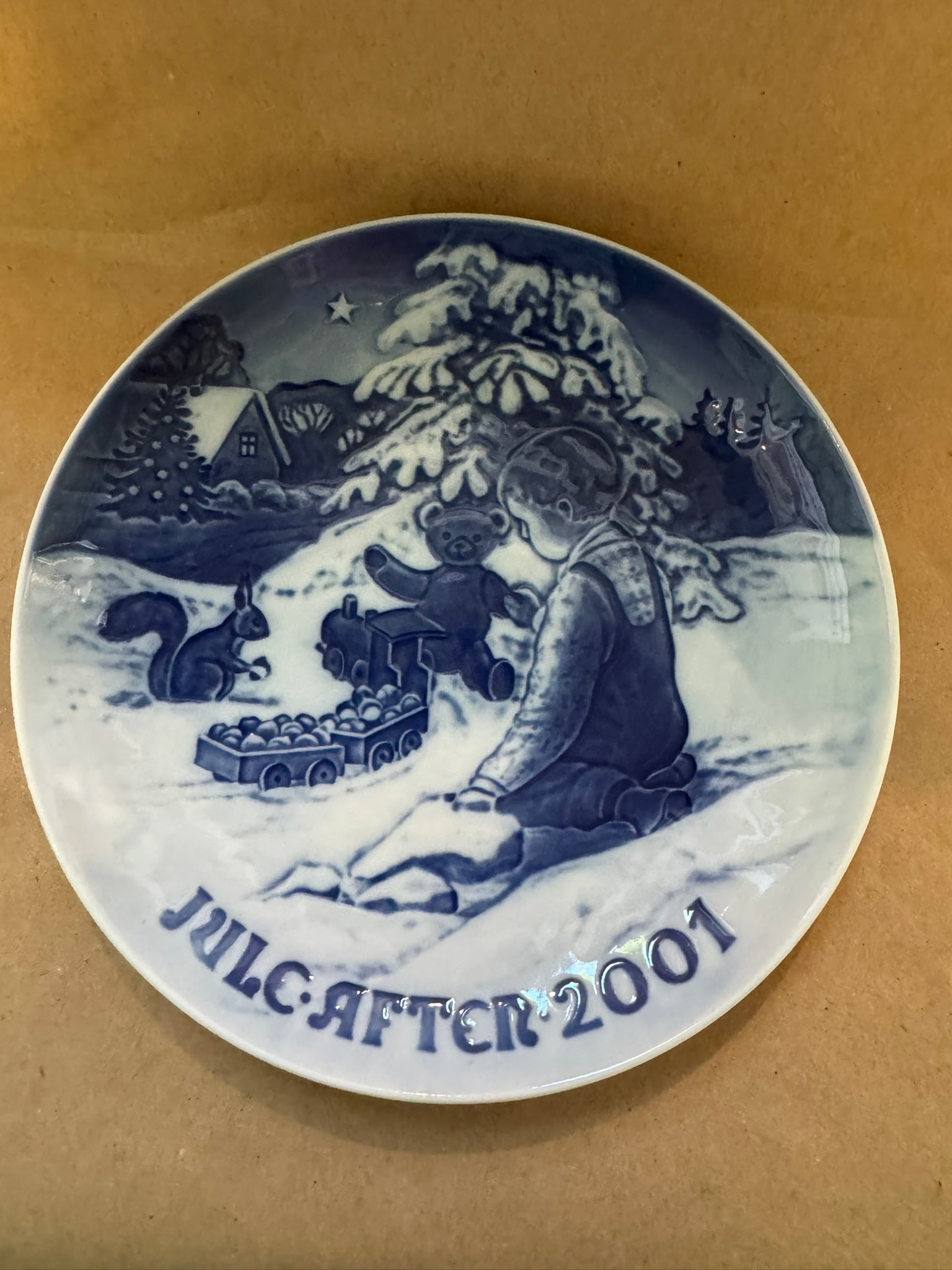 2001 - Playing in the snow: COA - Up for auction is a pristine Bing & Grondahl Christmas Plate titled '2001 - Playing in the snow'. This exquisite collector's item was originally issued in the year 2001. Featuring the