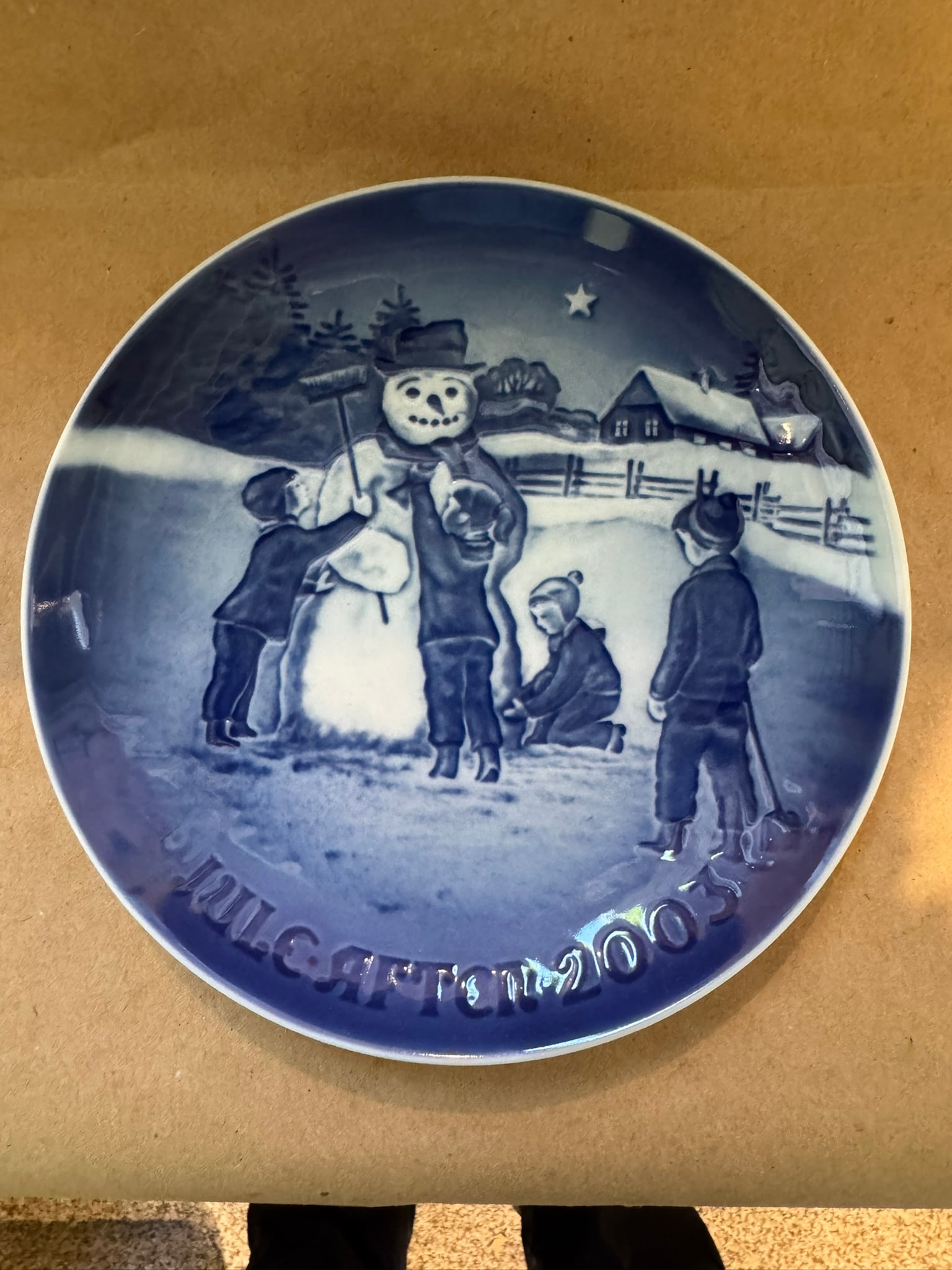 2003 - Frosty the Snowman: COA - Up for auction is a pristine Bing & Grondahl Christmas Plate titled '2003 - Frosty the Snowman'. This exquisite collector's item was originally issued in the year 2003. Featuring the