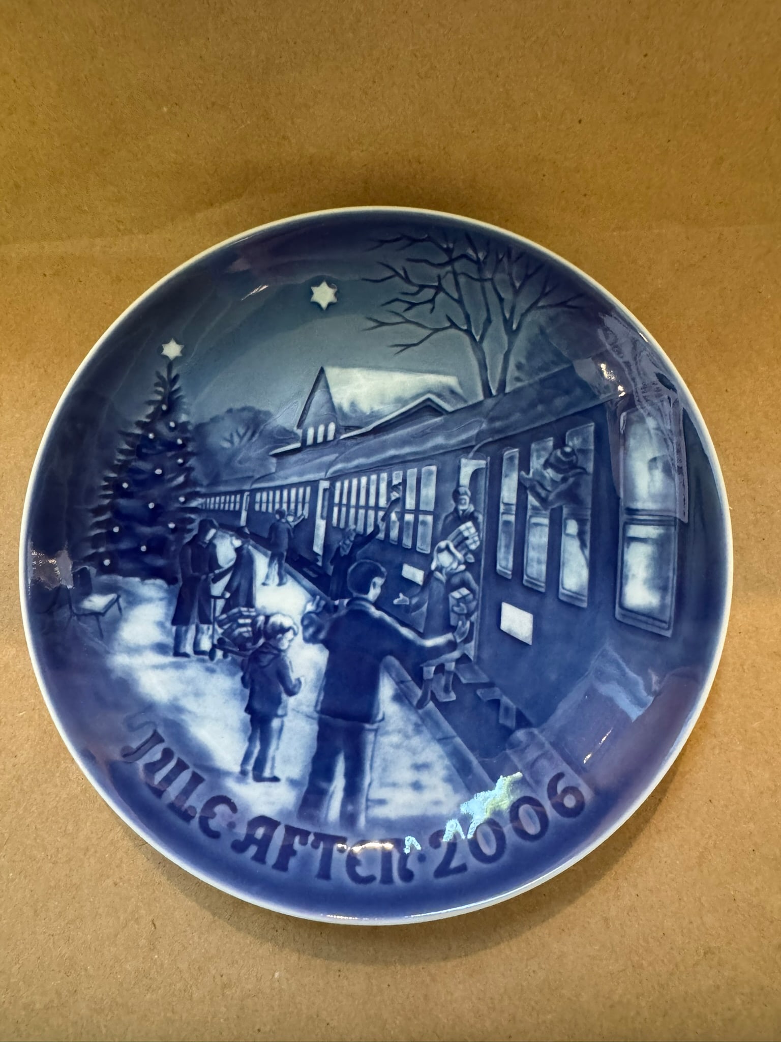 2006 - Christmas guests: COA -Up for auction is a pristine Bing & Grondahl Christmas Plate titled '2006 - Christmas guests'. This exquisite collector's item was originally issued in the year 2006. Featuring the