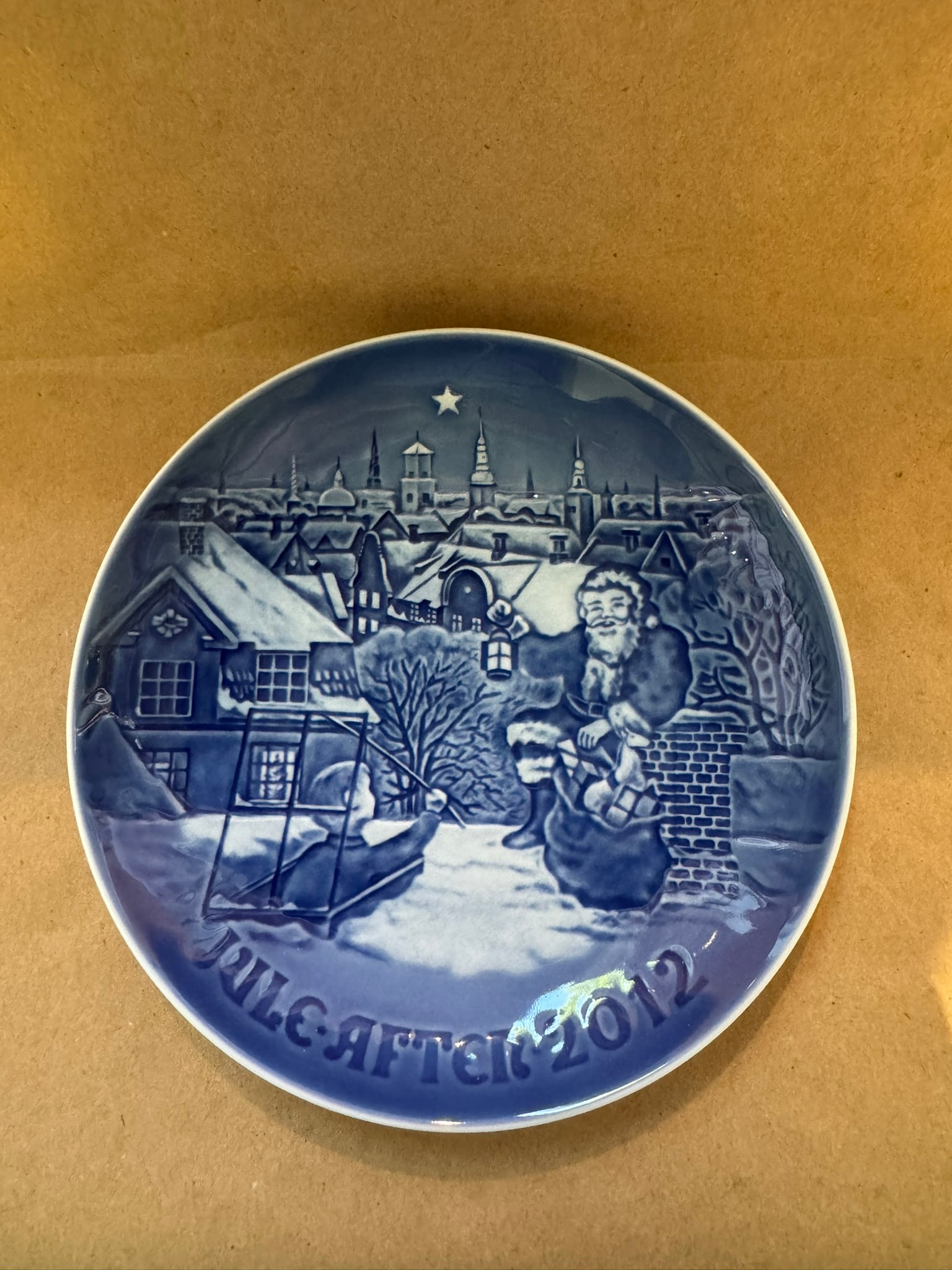 2012 - Visit from Santa Claus: COA - Up for auction is a pristine Bing & Grondahl Christmas Plate titled '2012 - Visit from Santa Claus'. This exquisite collector's item was originally issued in the year 2012. Featuring the manufac