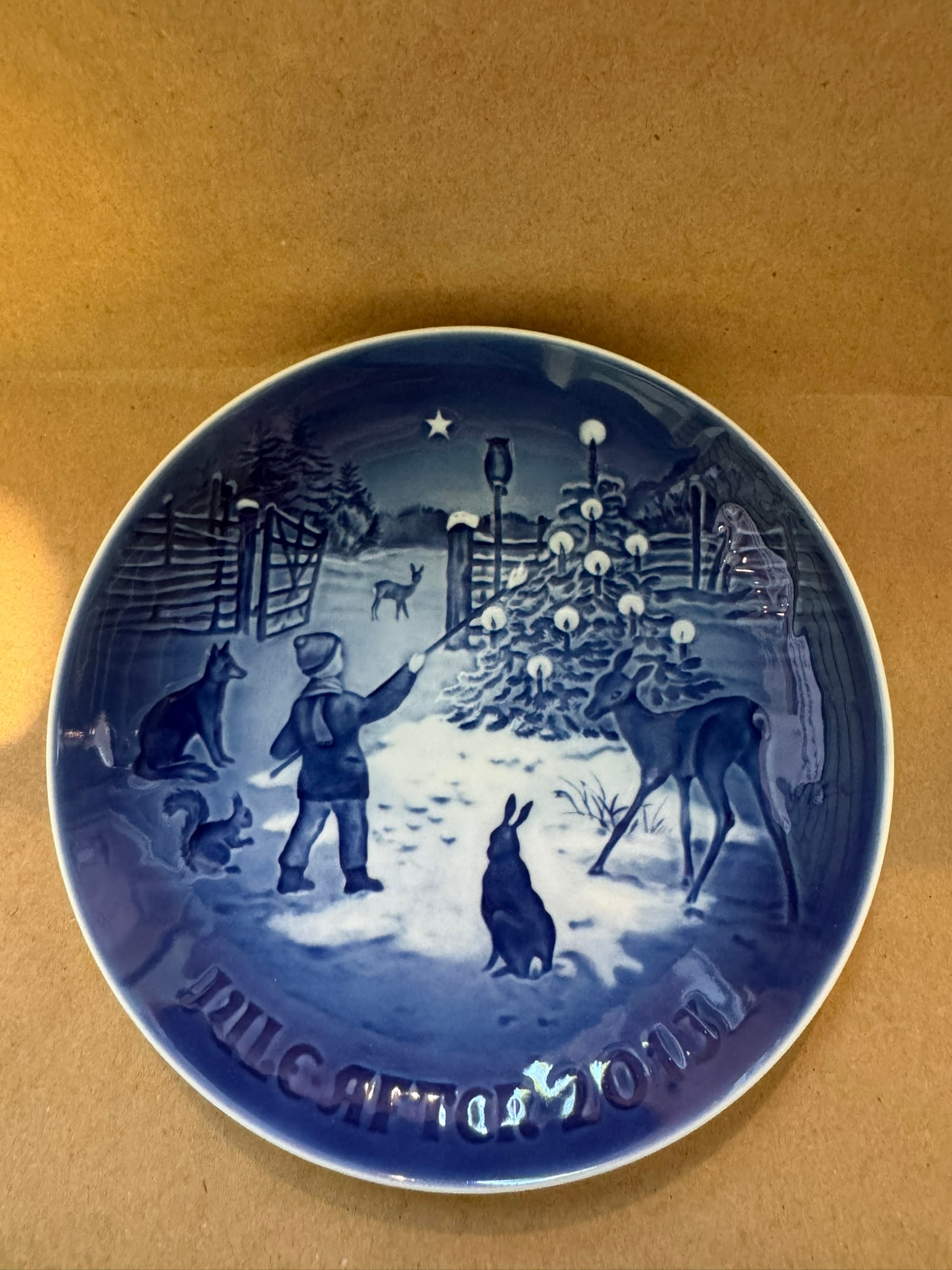 2013 - Light in the snow: COA -Up for auction is a pristine Bing & Grondahl Christmas Plate titled '2013 - Light in the snow'. This exquisite collector's item was originally issued in the year 2013. Featuring the manufacturer'